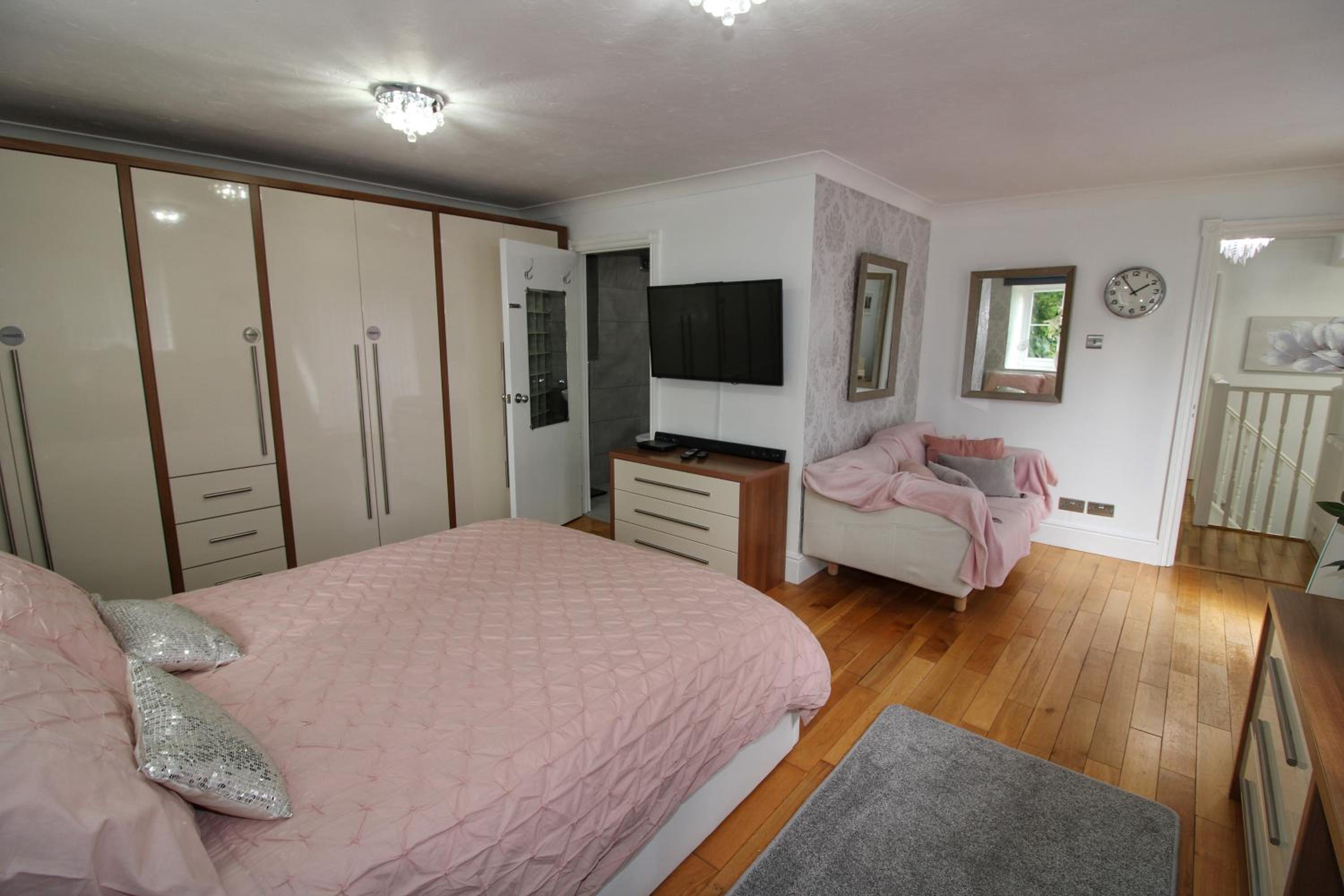 Four-Bedroom House photo 3