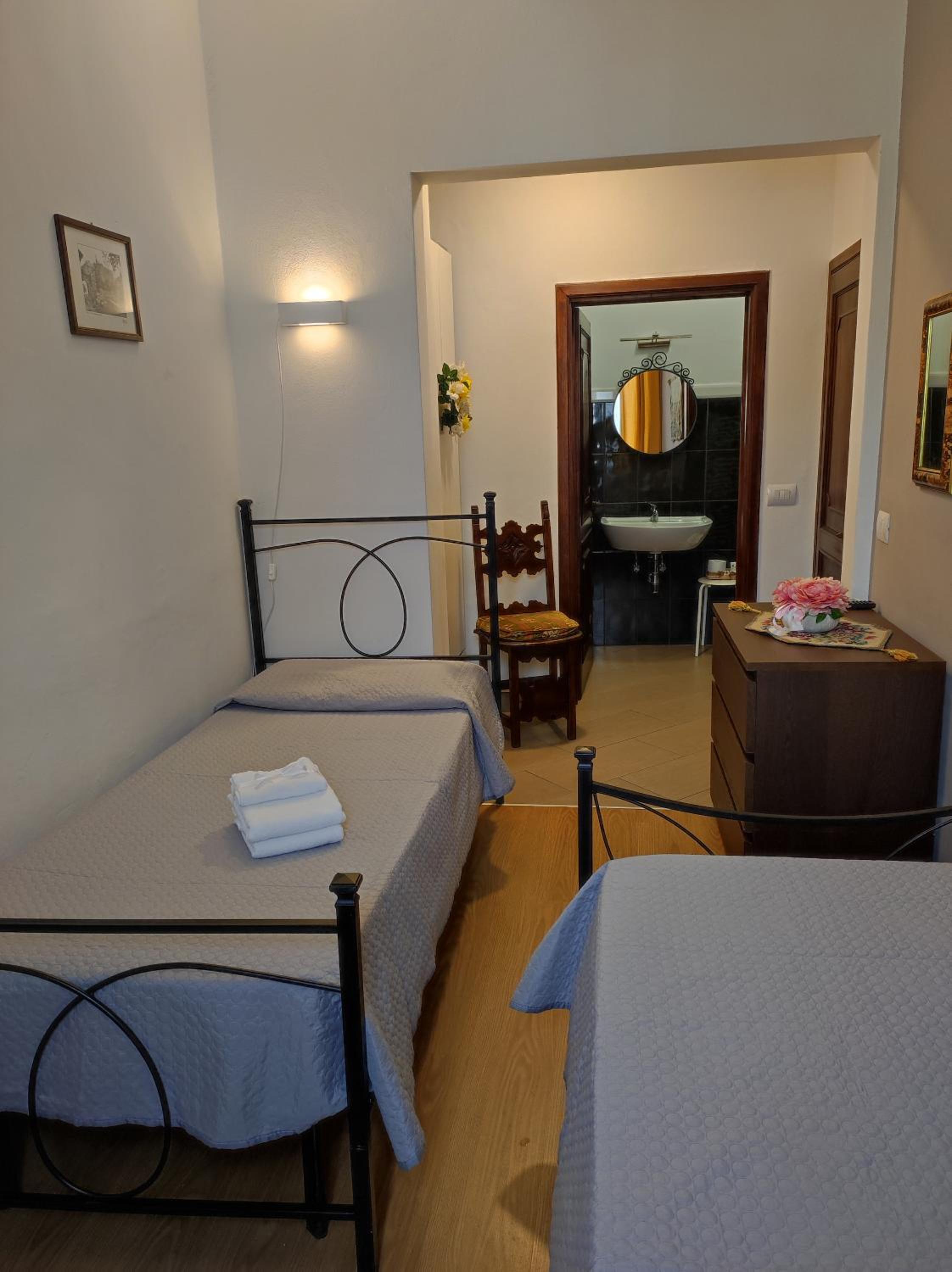 Single Room with Private Bathroom photo 3