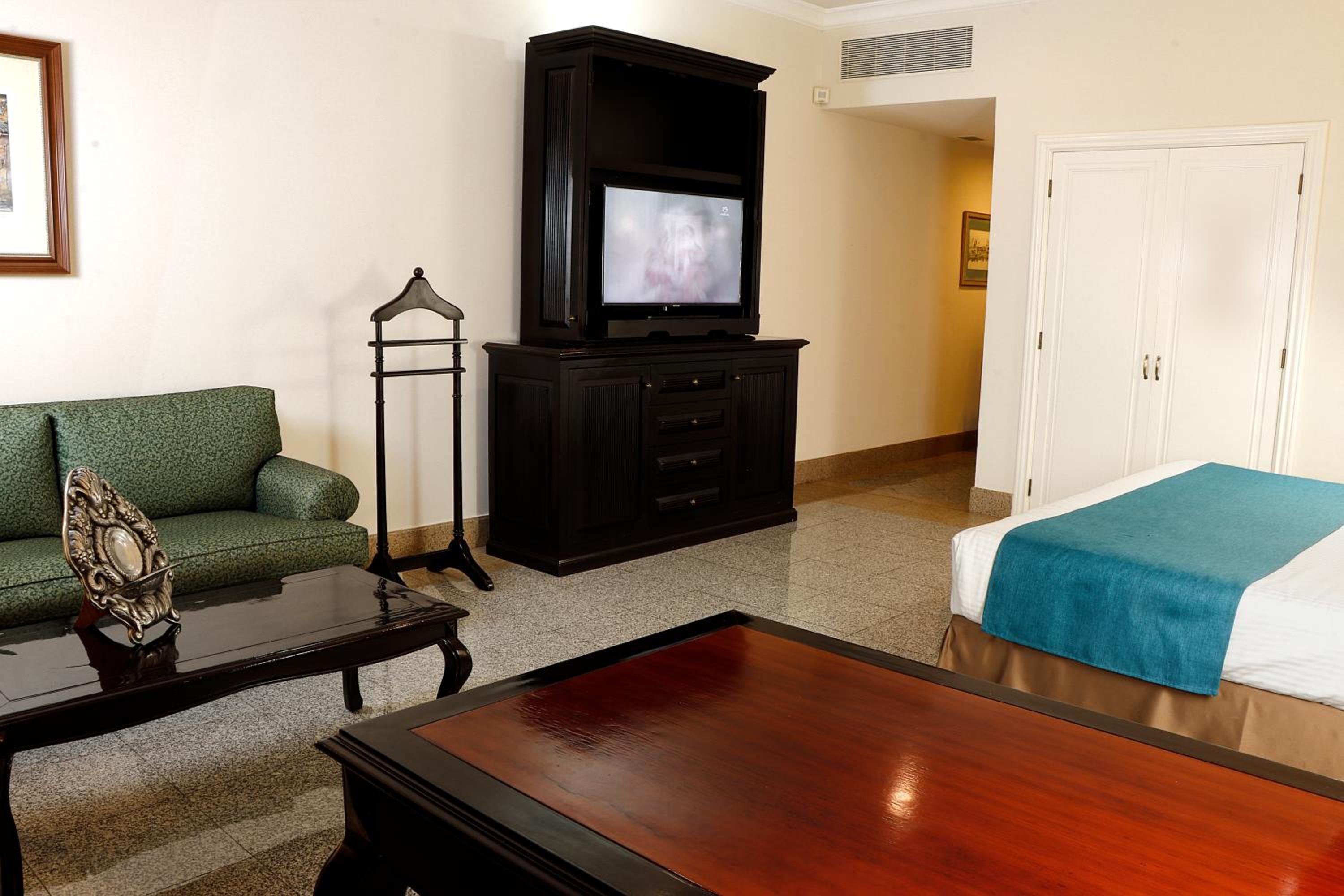 Luxury Suite with King Bed - Non Smoking - Photo 2