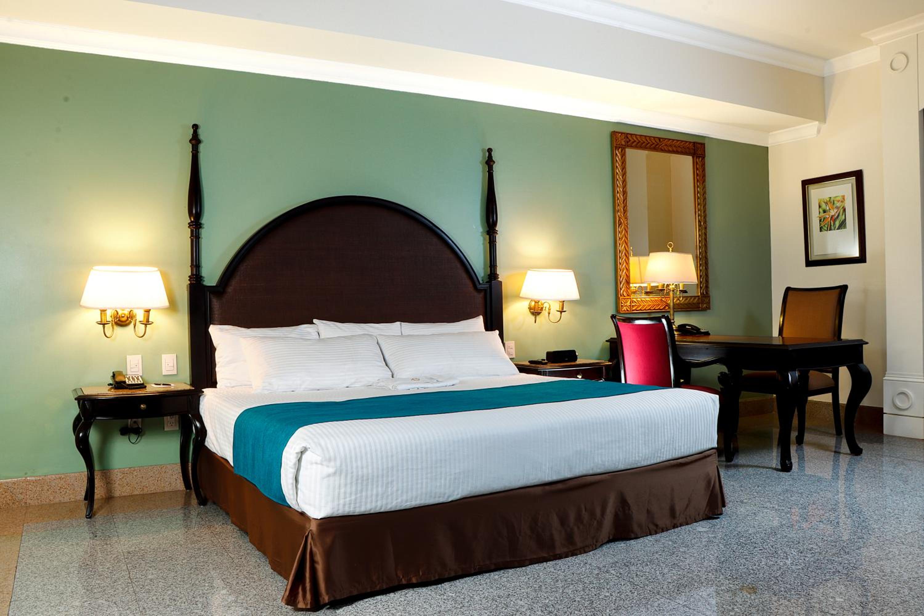 Luxury Suite with King Bed - Non Smoking - Photo 1