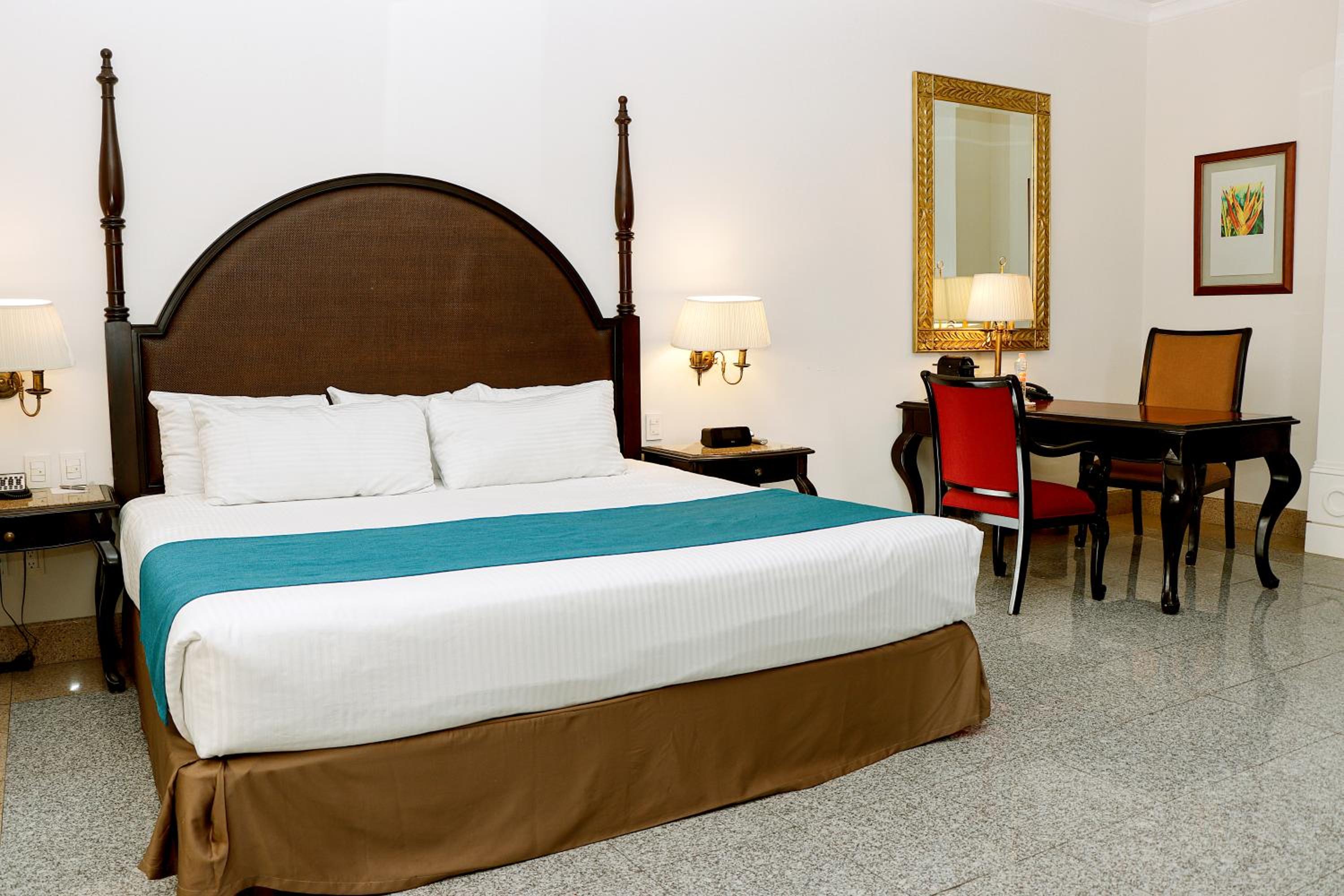 Classic Suite with King Bed - Non Smoking - Photo 2