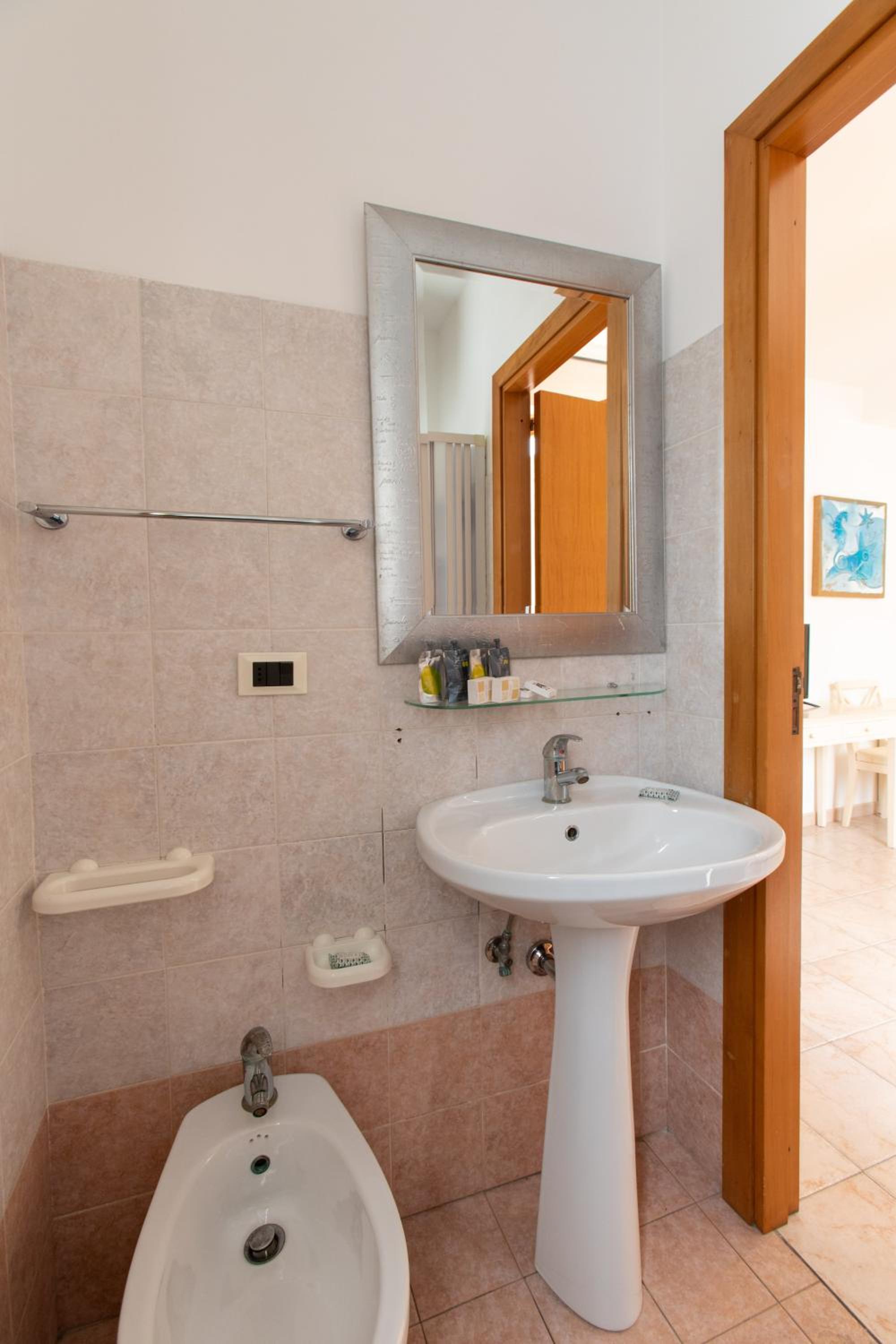 Quadruple Room - Photo 13