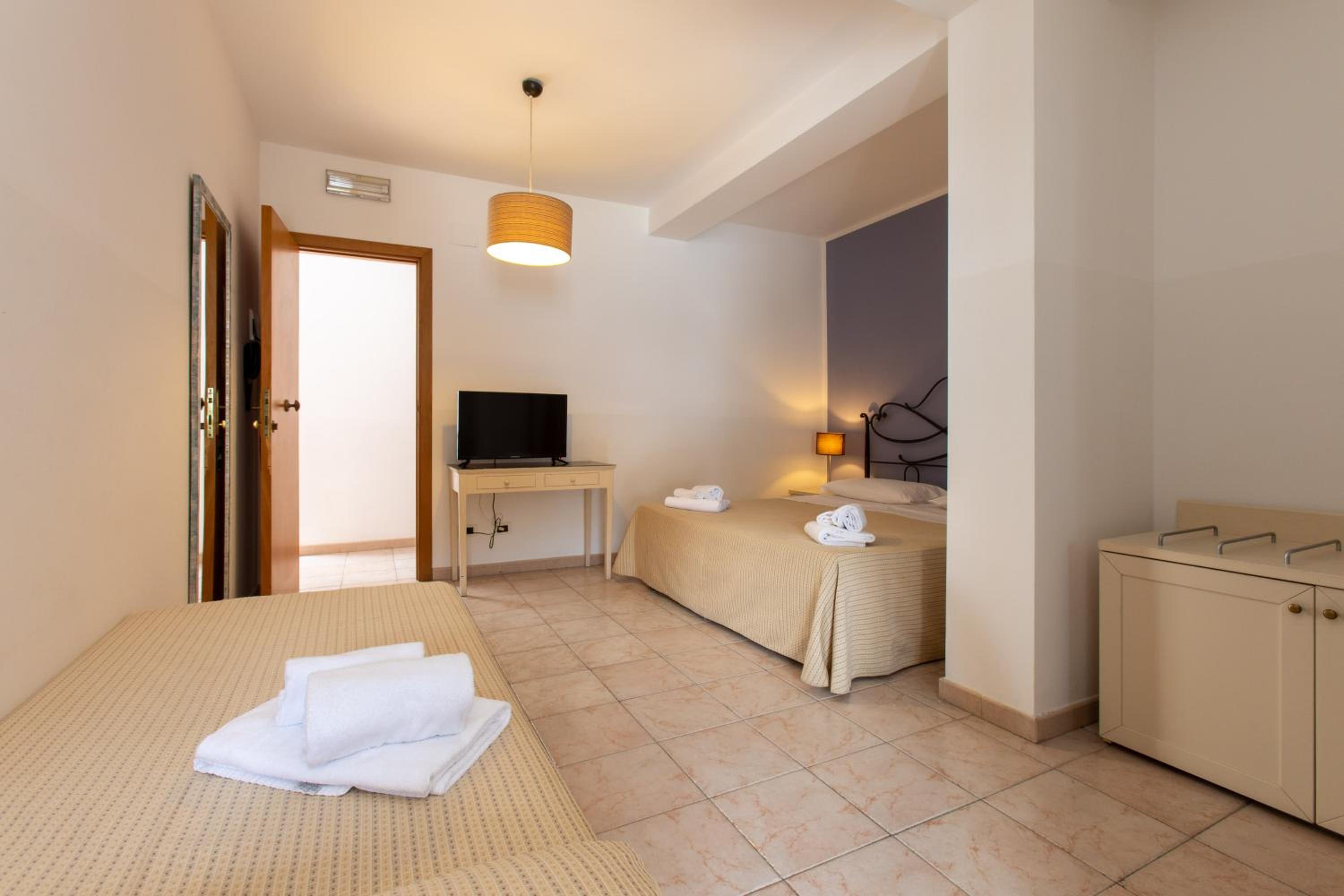 Triple Room with Sea Side View - Photo 2