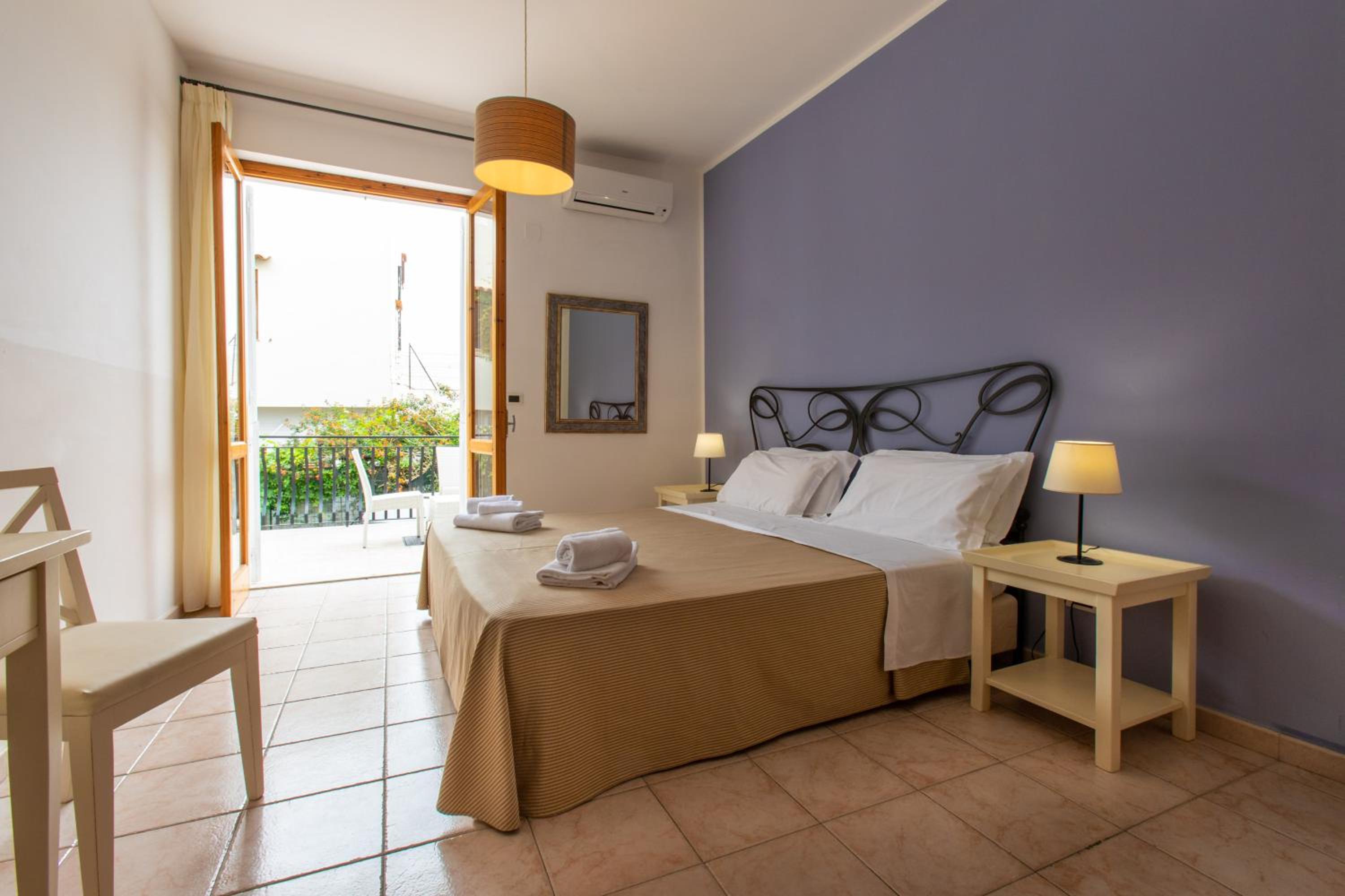 Double or Twin Room with Partial Sea View - Photo 3