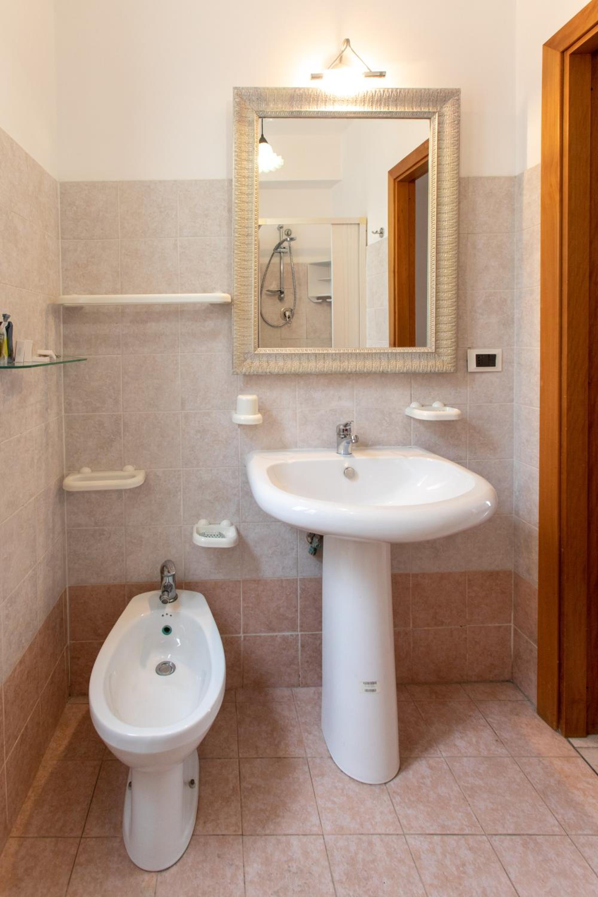 Quadruple Room - Photo 12