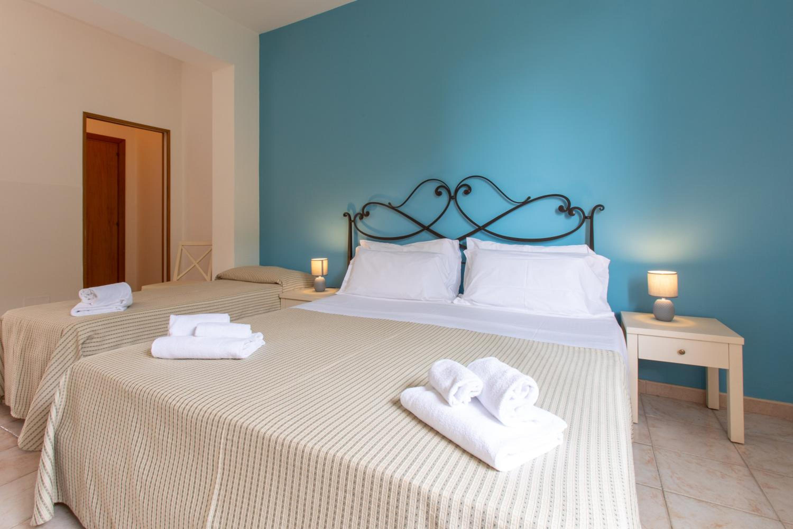Triple Room with Sea Side View - Photo 3
