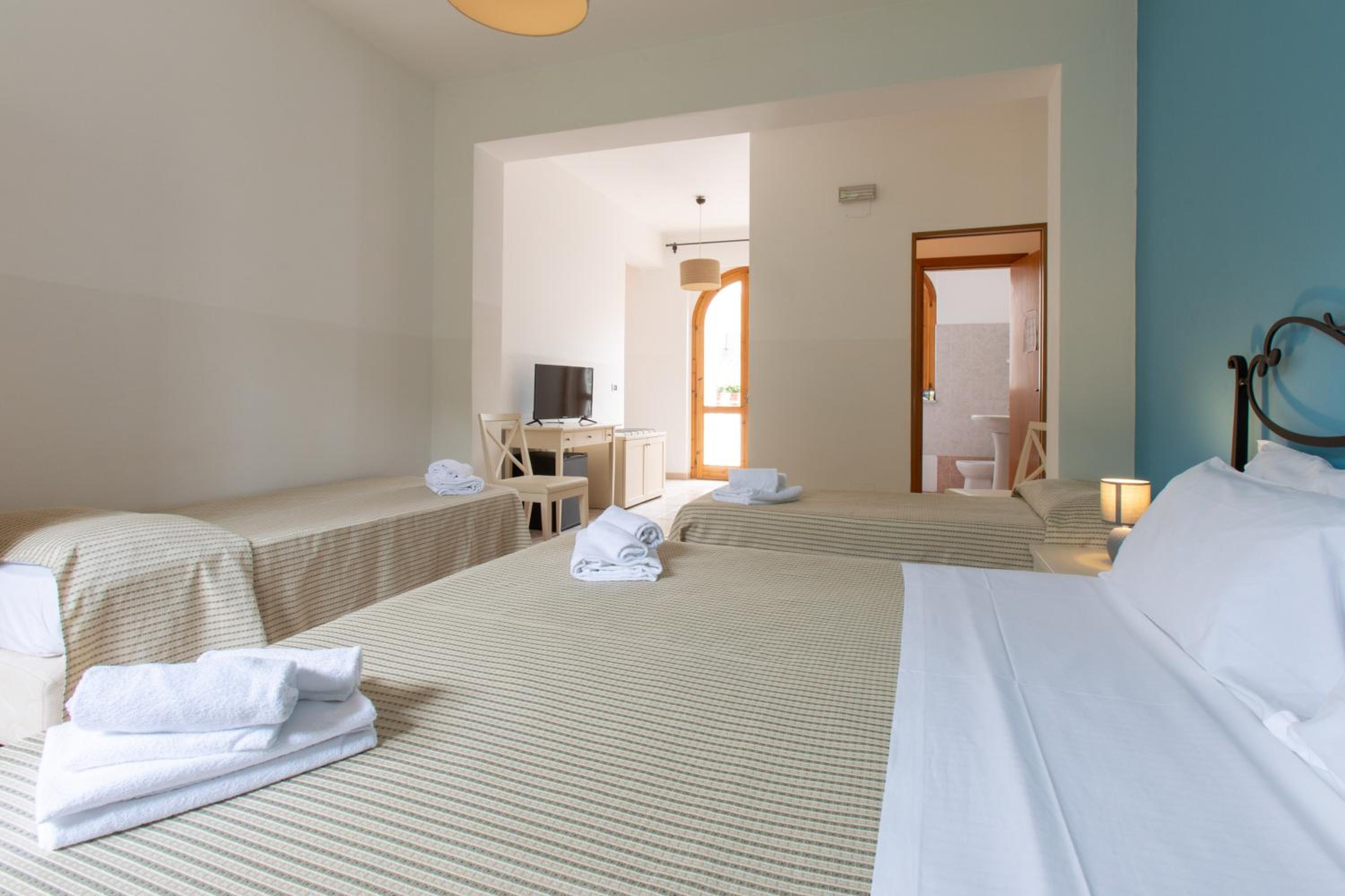 Quadruple Room - Photo 15