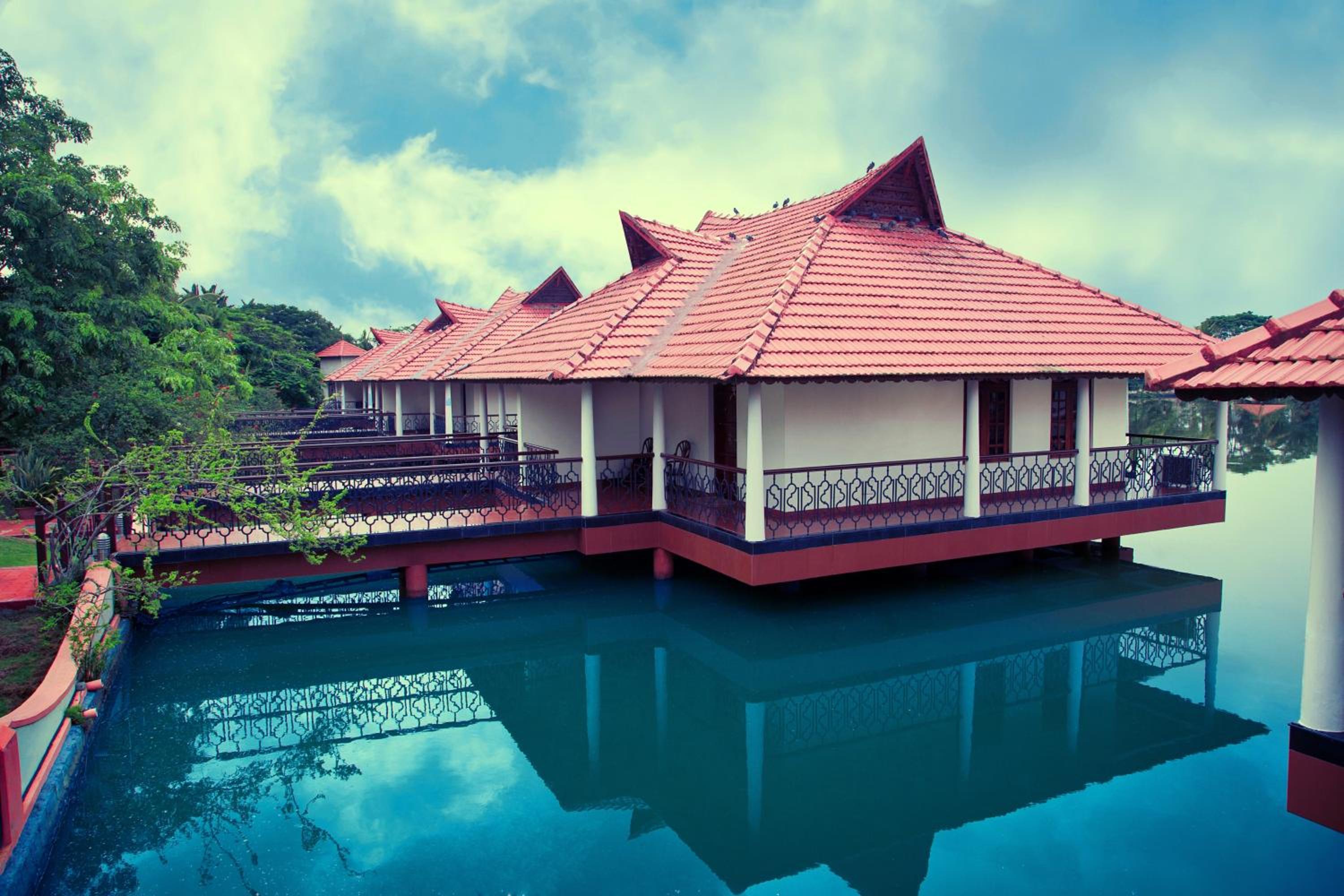 Water Front Heritage Cottage with Balcony Water Front Heritage Cottage with Balcony