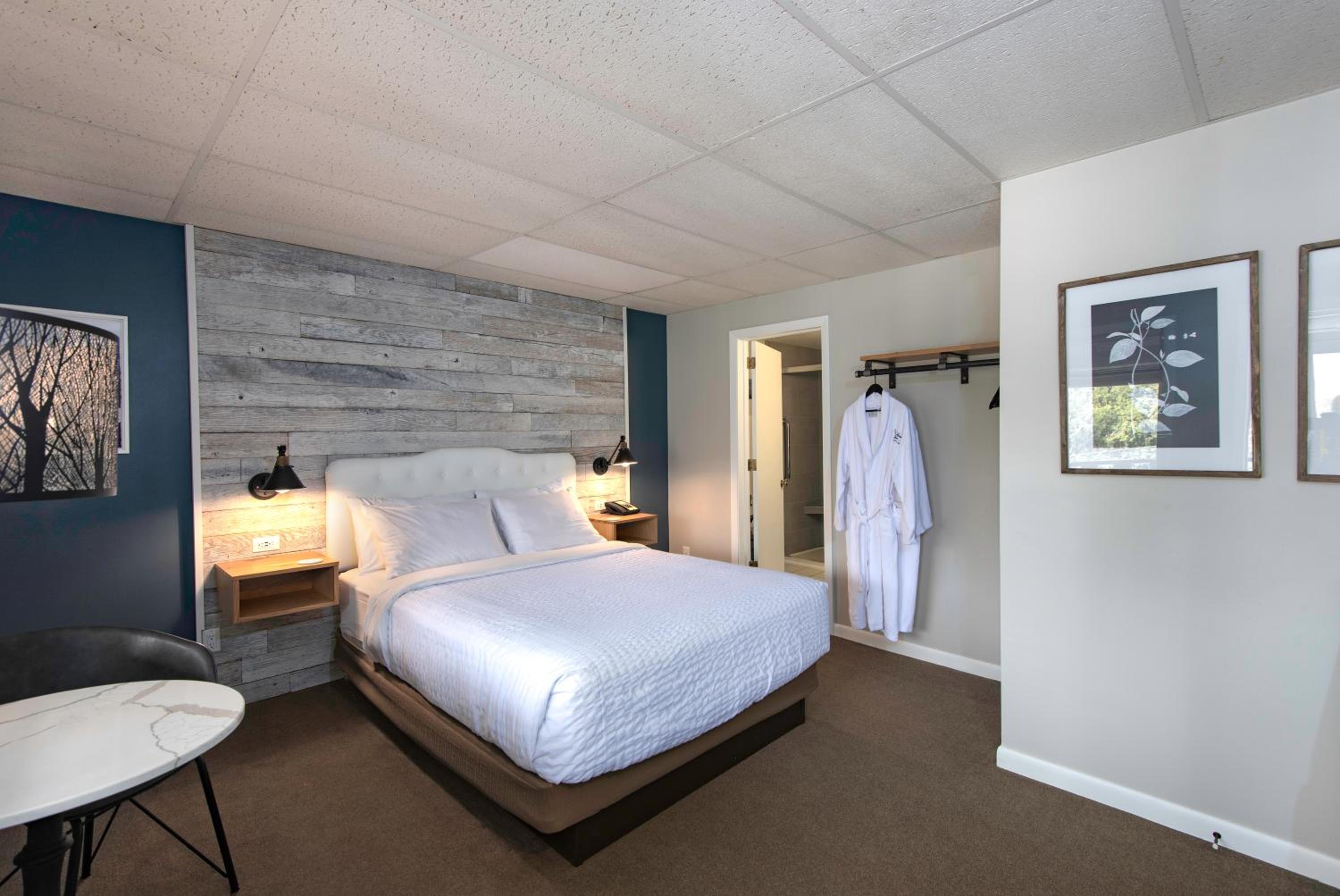 Queen Room with Pool View photo 2