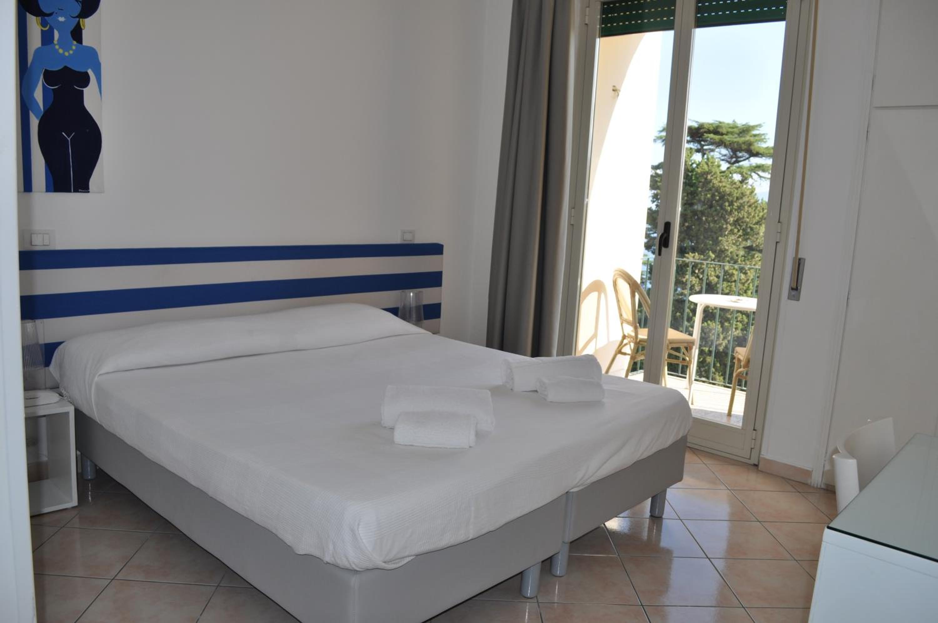 Double or Twin Room with Sea View - Photo 13