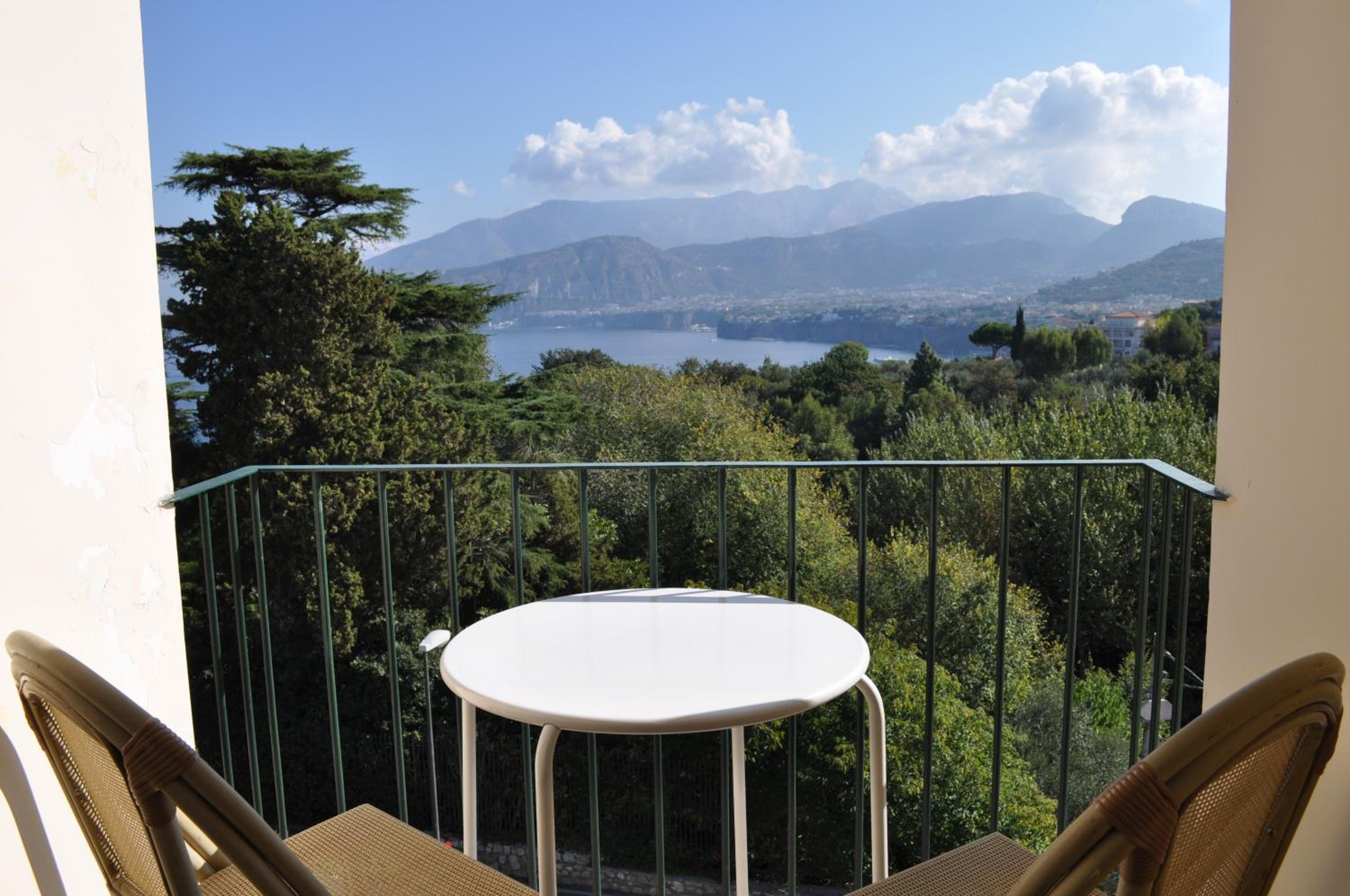 Double or Twin Room with Sea View - Photo 17