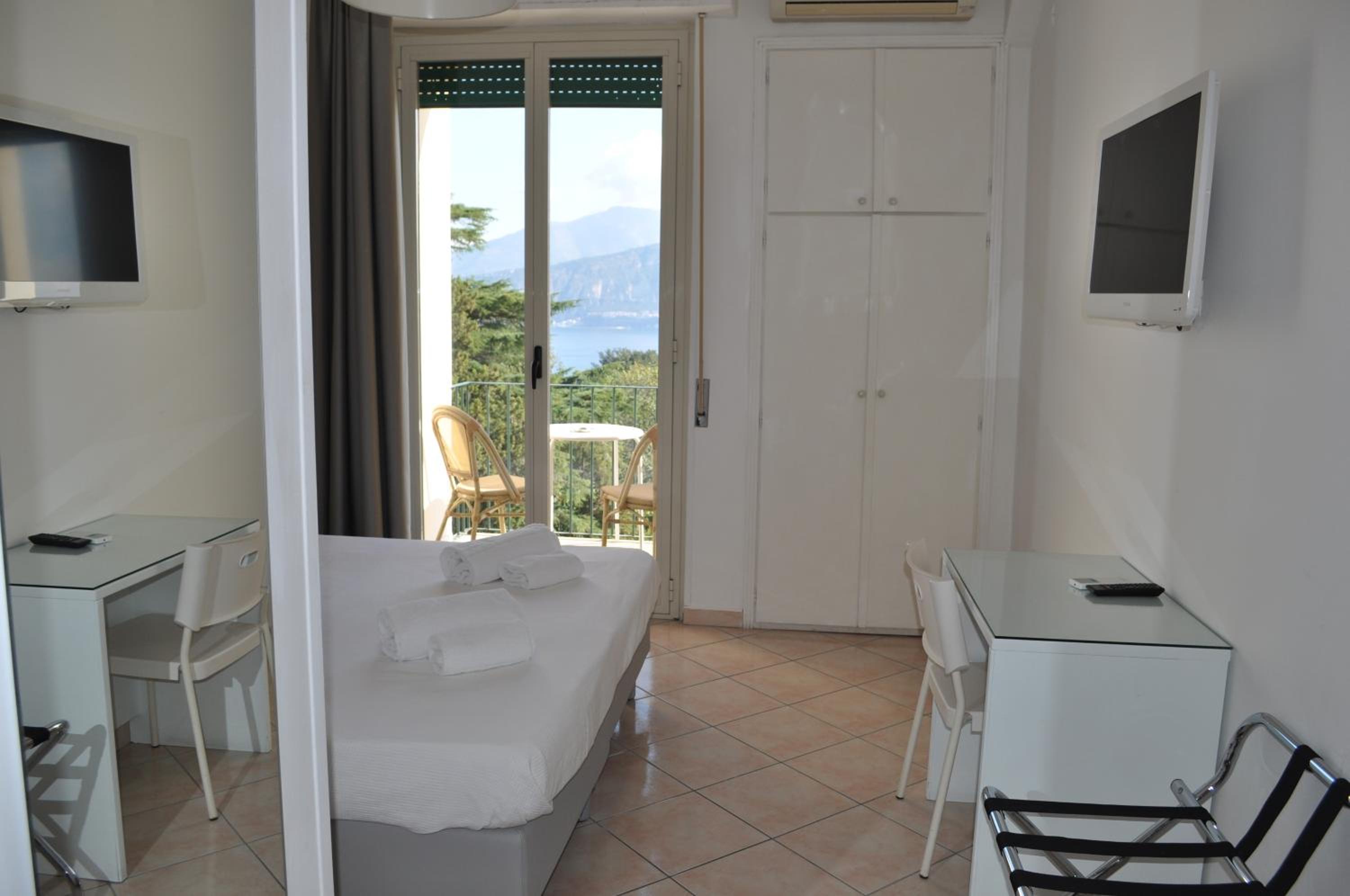 Double or Twin Room with Sea View - Photo 4
