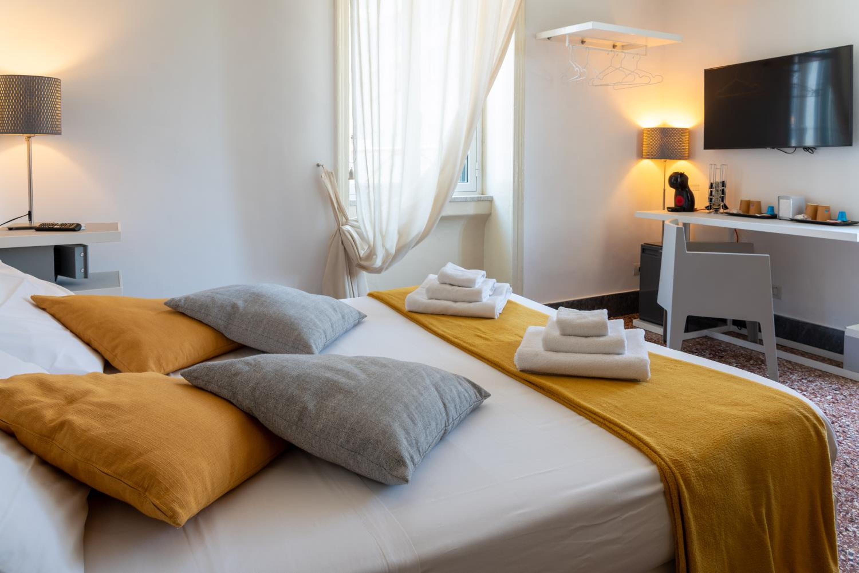 Deluxe Queen Room - Photo 5