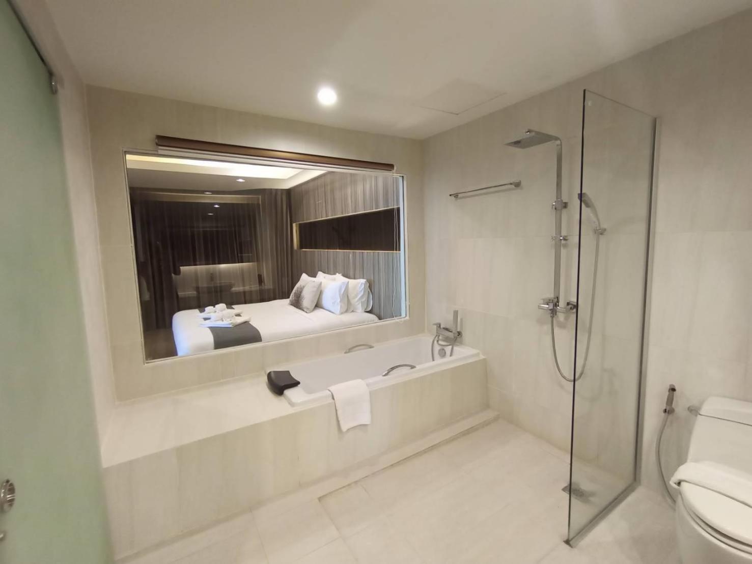 Executive Suite - Photo 18