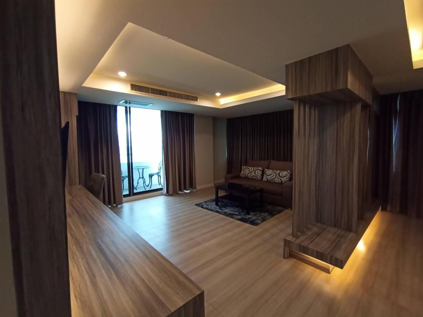 Executive Suite - Photo 19