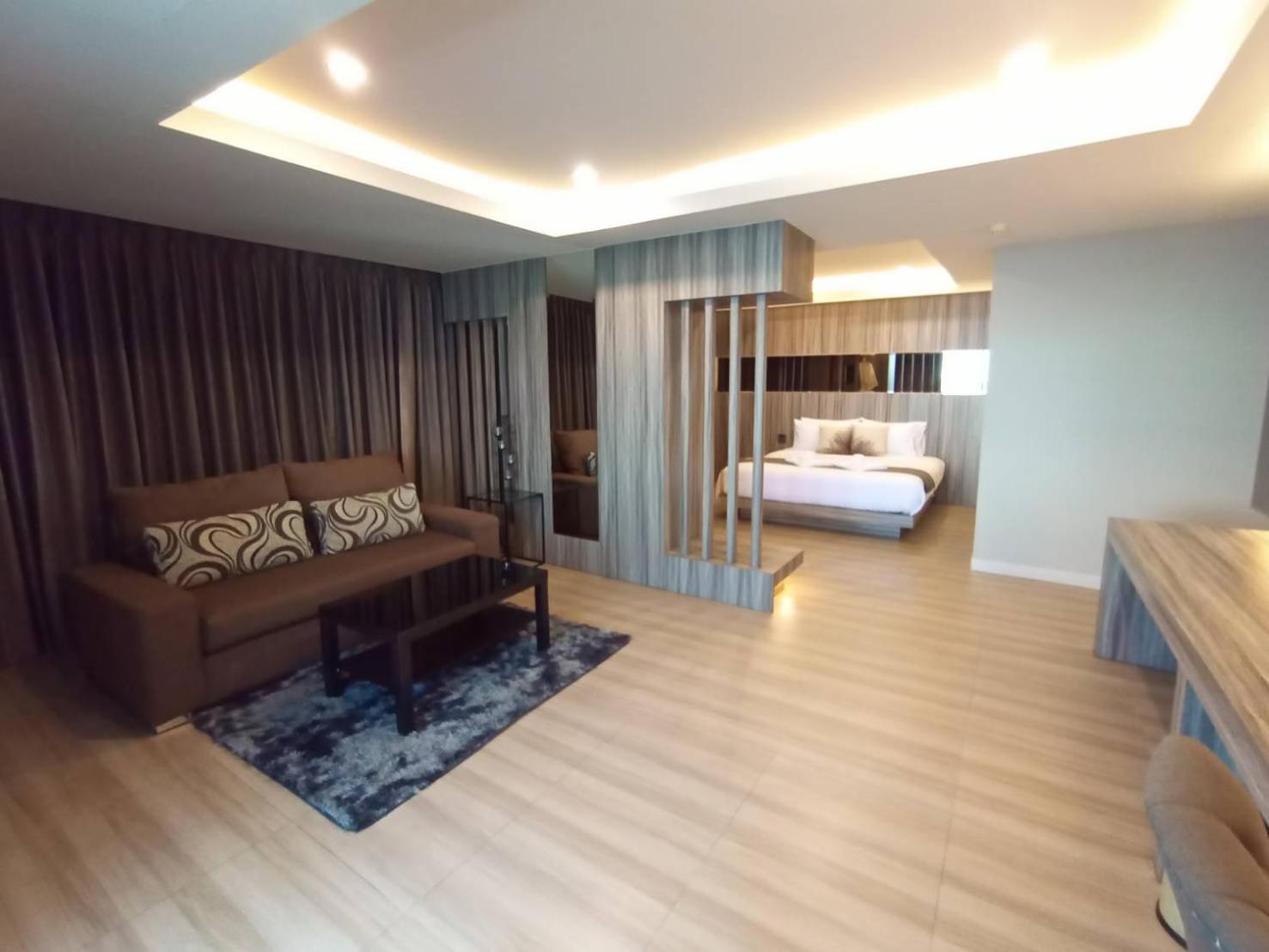 Executive Suite - Photo 20