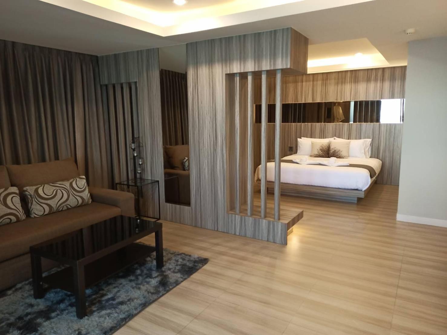 Executive Suite - Photo 17