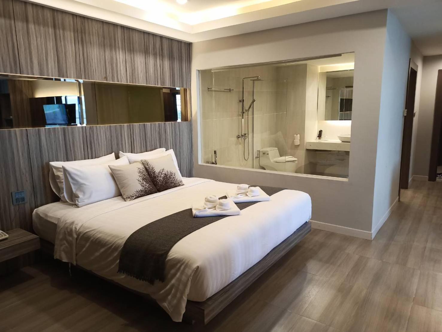Executive Suite - Photo 2