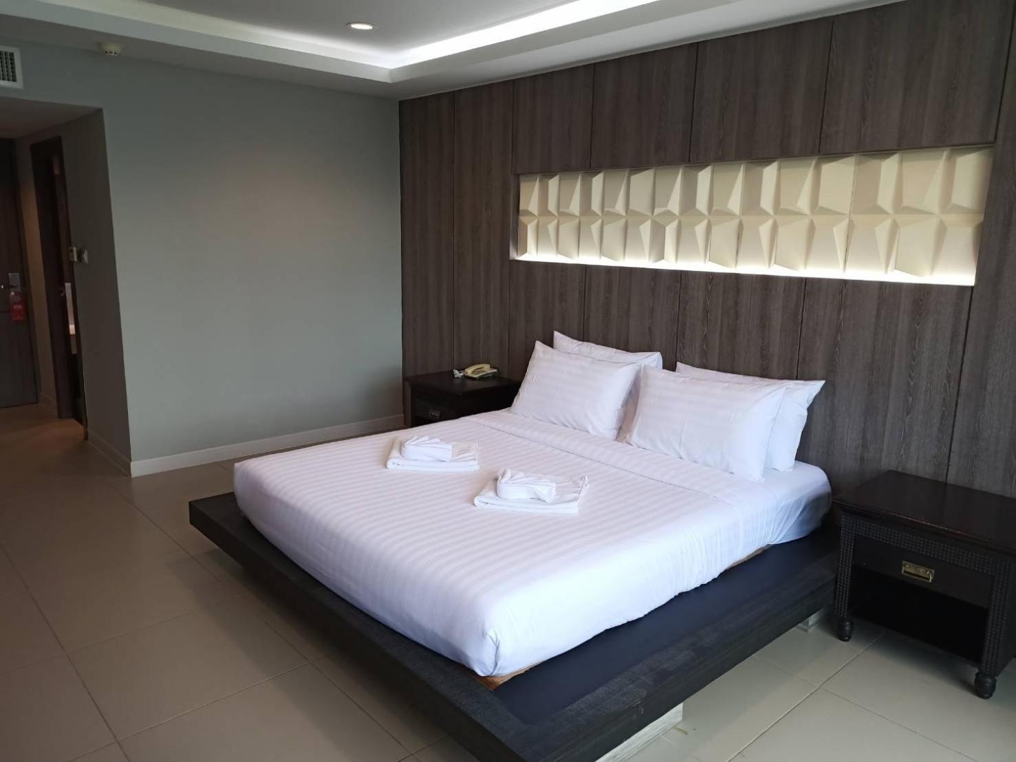 Deluxe King Room - Photo 4