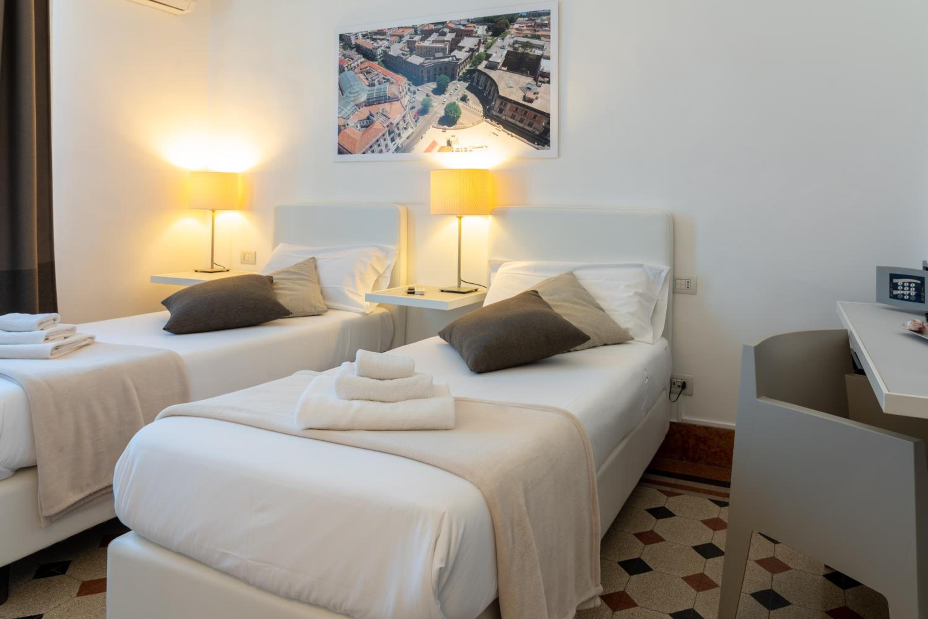 Deluxe Double or Twin Room - Photo 7