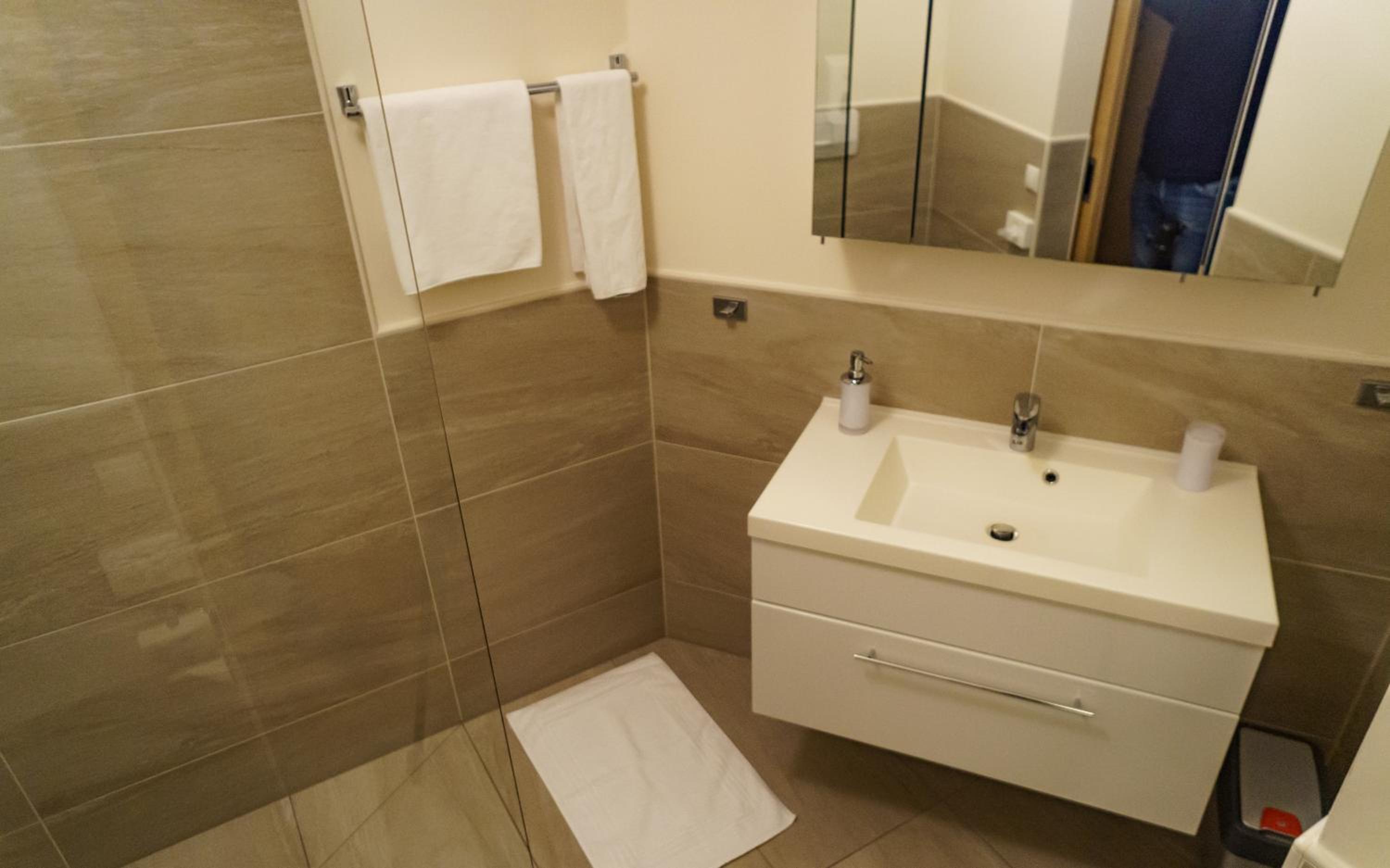 Superior Quadruple Room - Photo 8