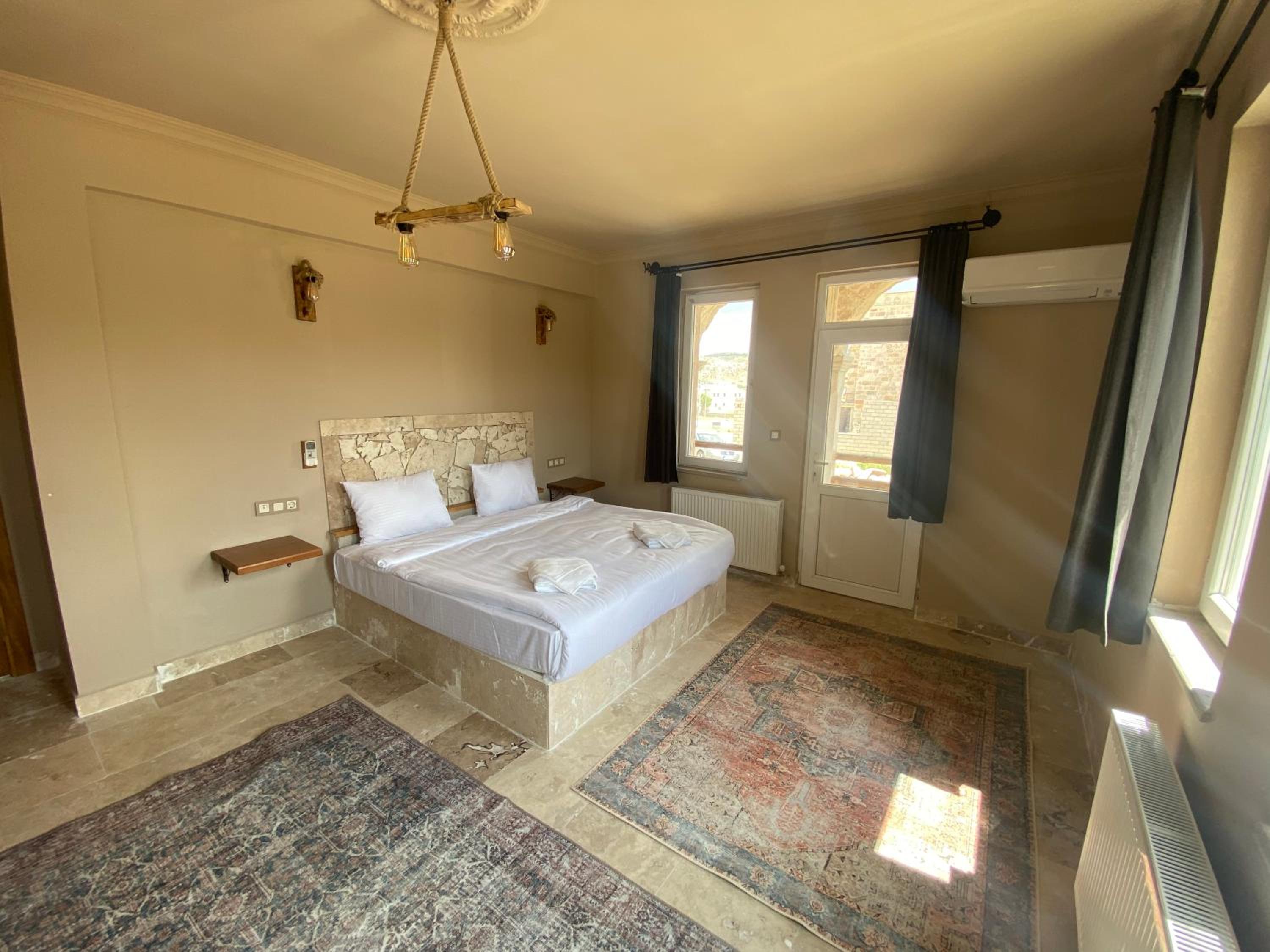 Deluxe Double Room with Balcony - Photo 6