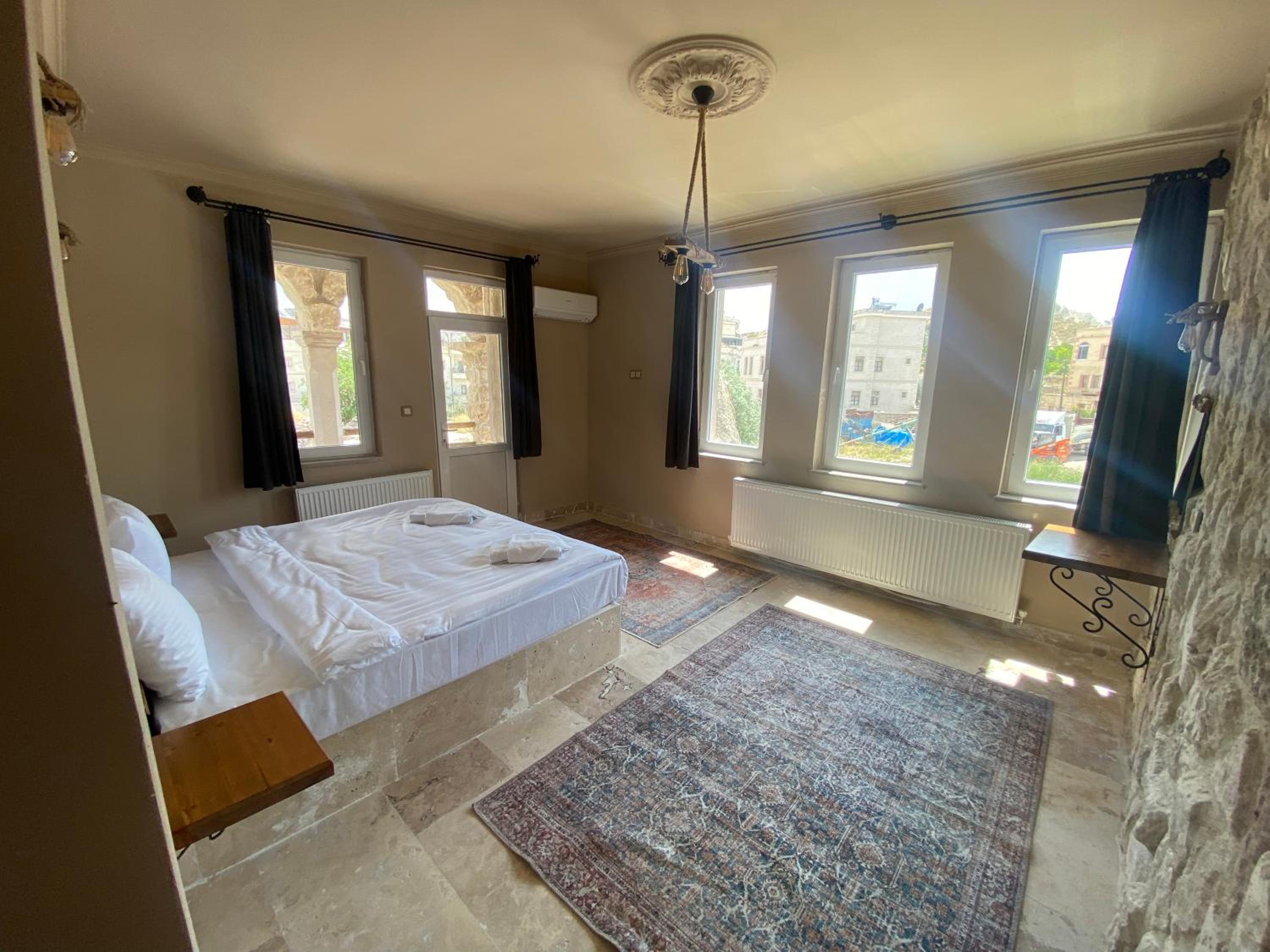 Deluxe Double Room with Balcony - Photo 5
