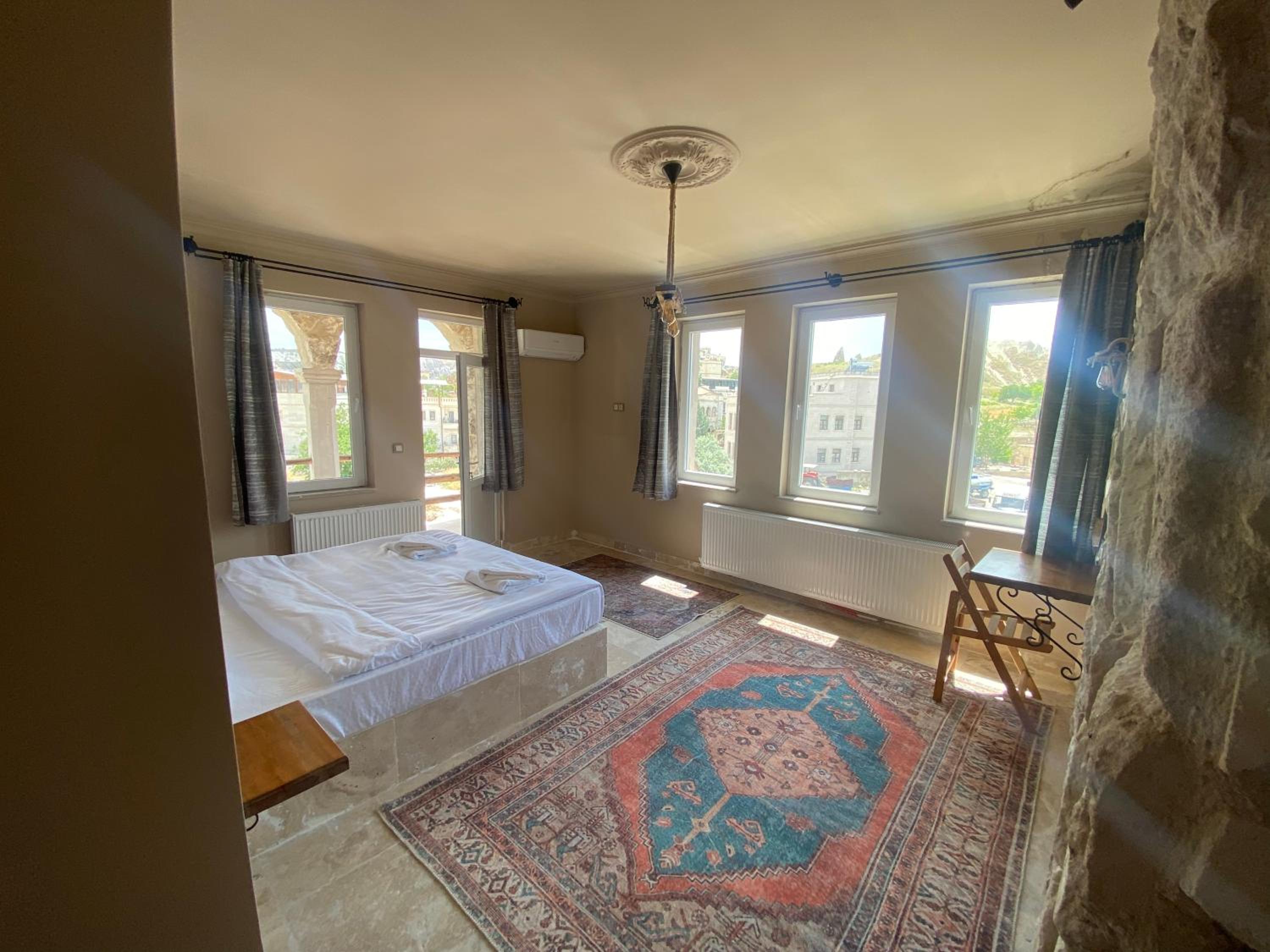 Deluxe Double Room with Balcony - Photo 4