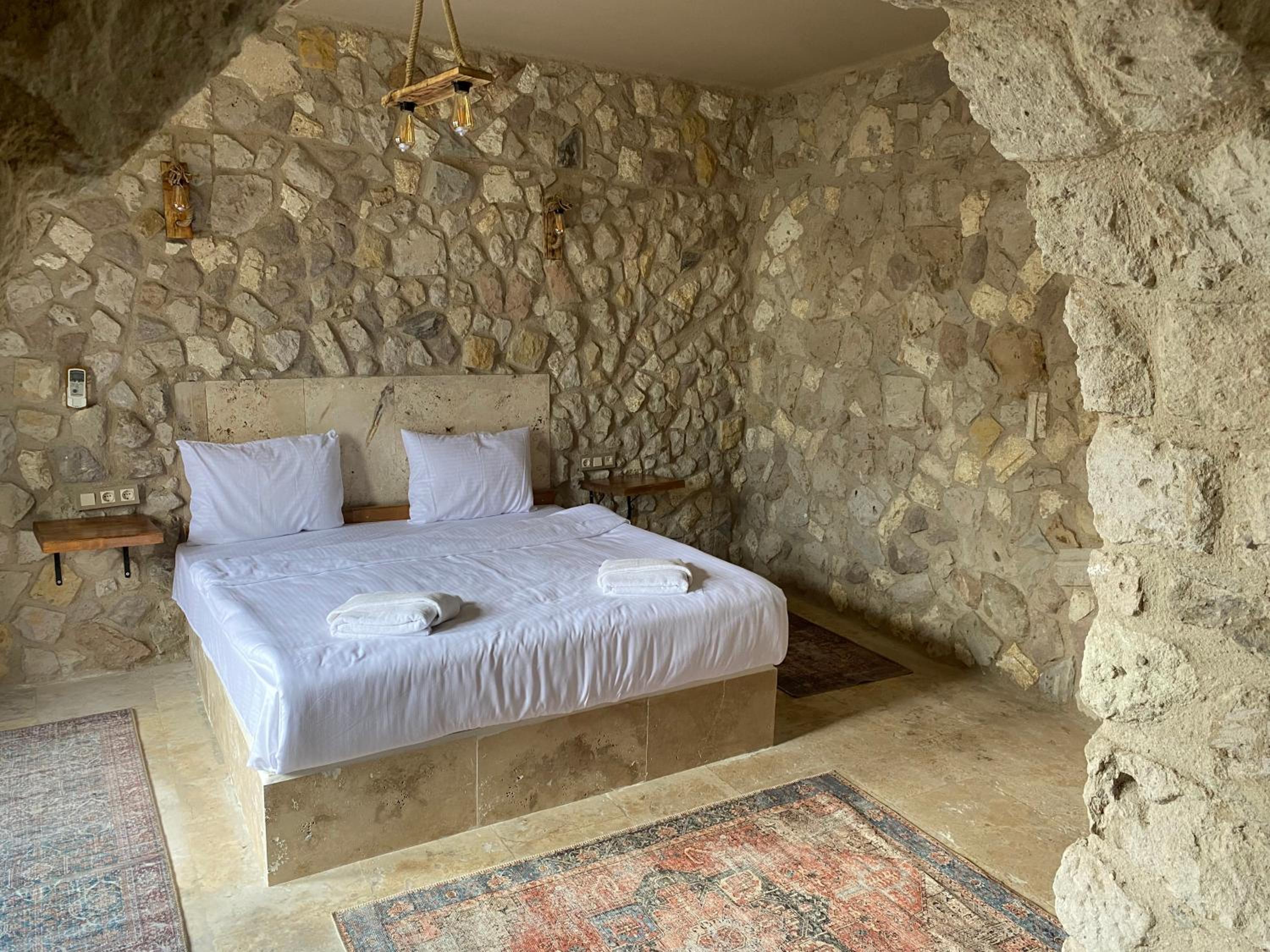Queen Room with Garden View - Photo 5
