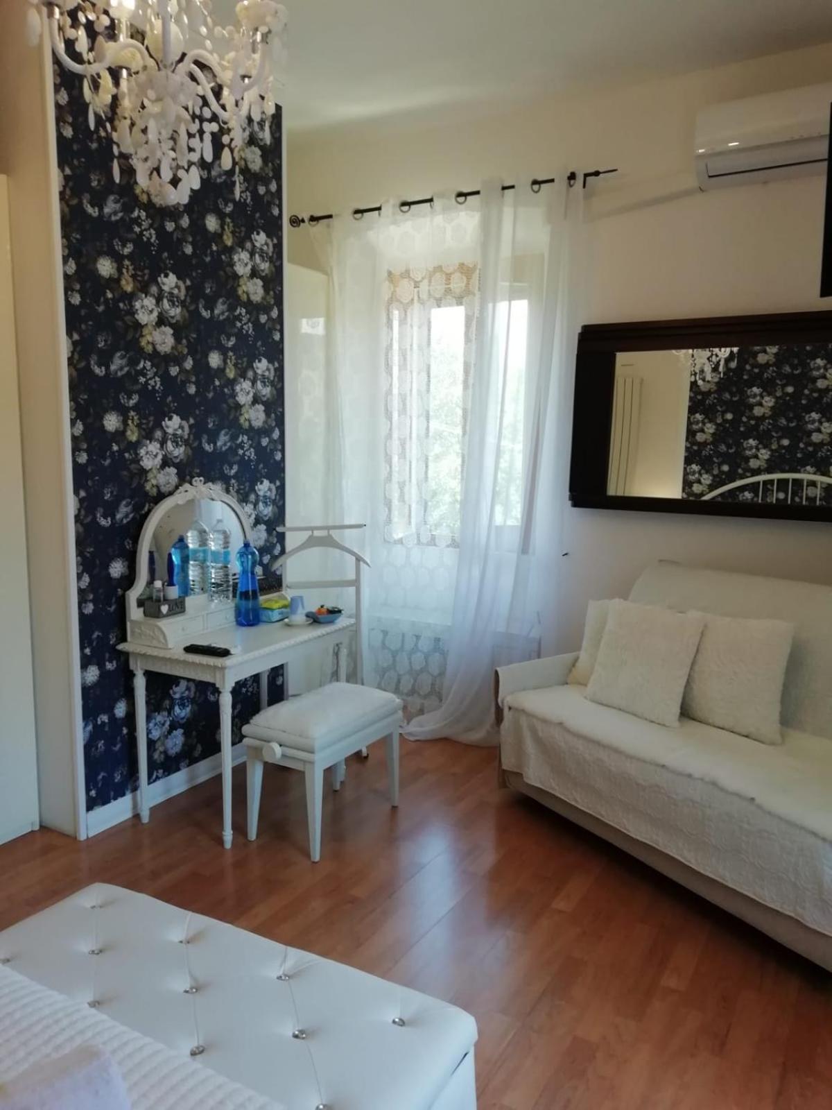 Double Room - Photo 9