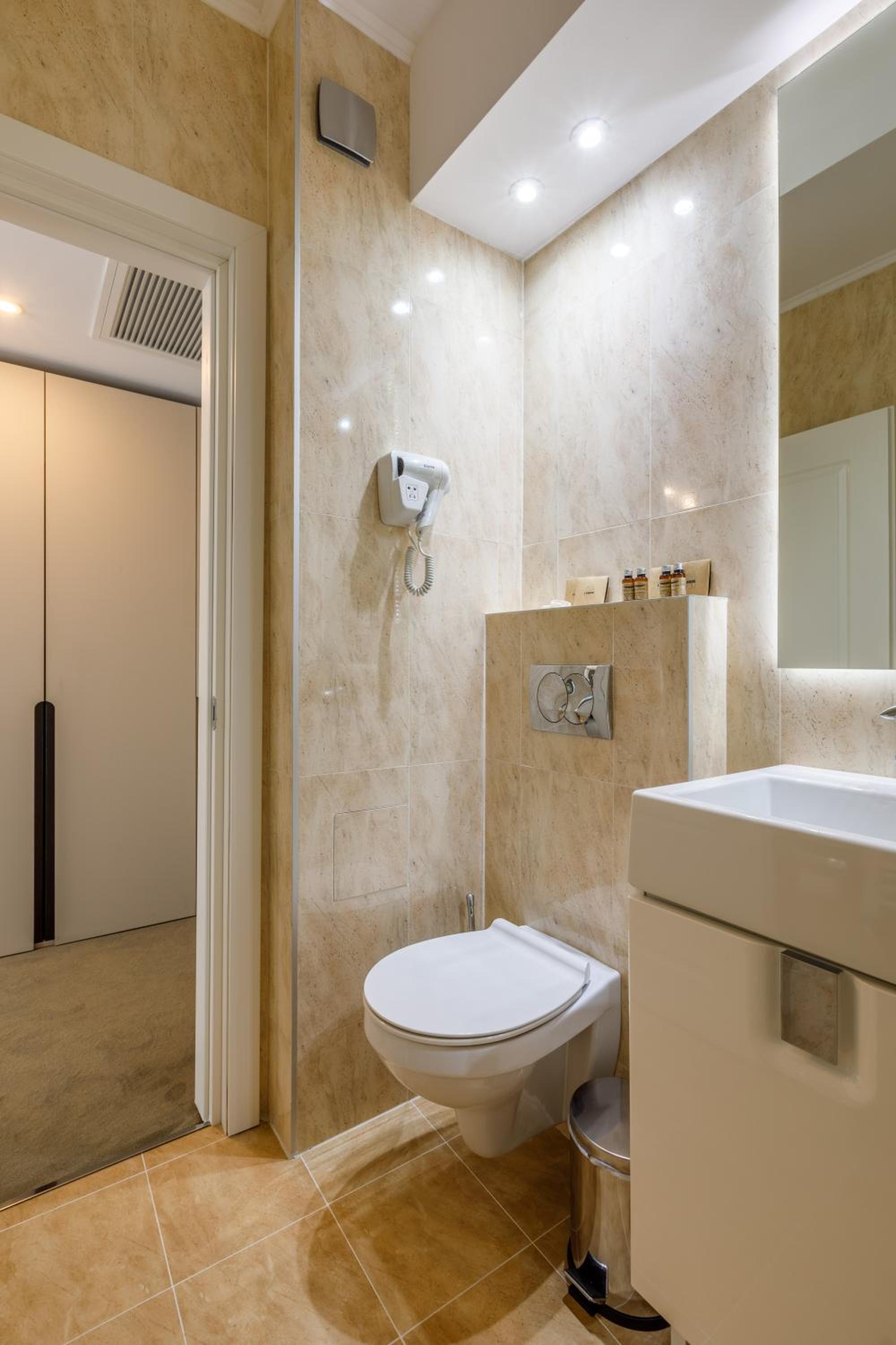 Deluxe Double Room - Photo 12