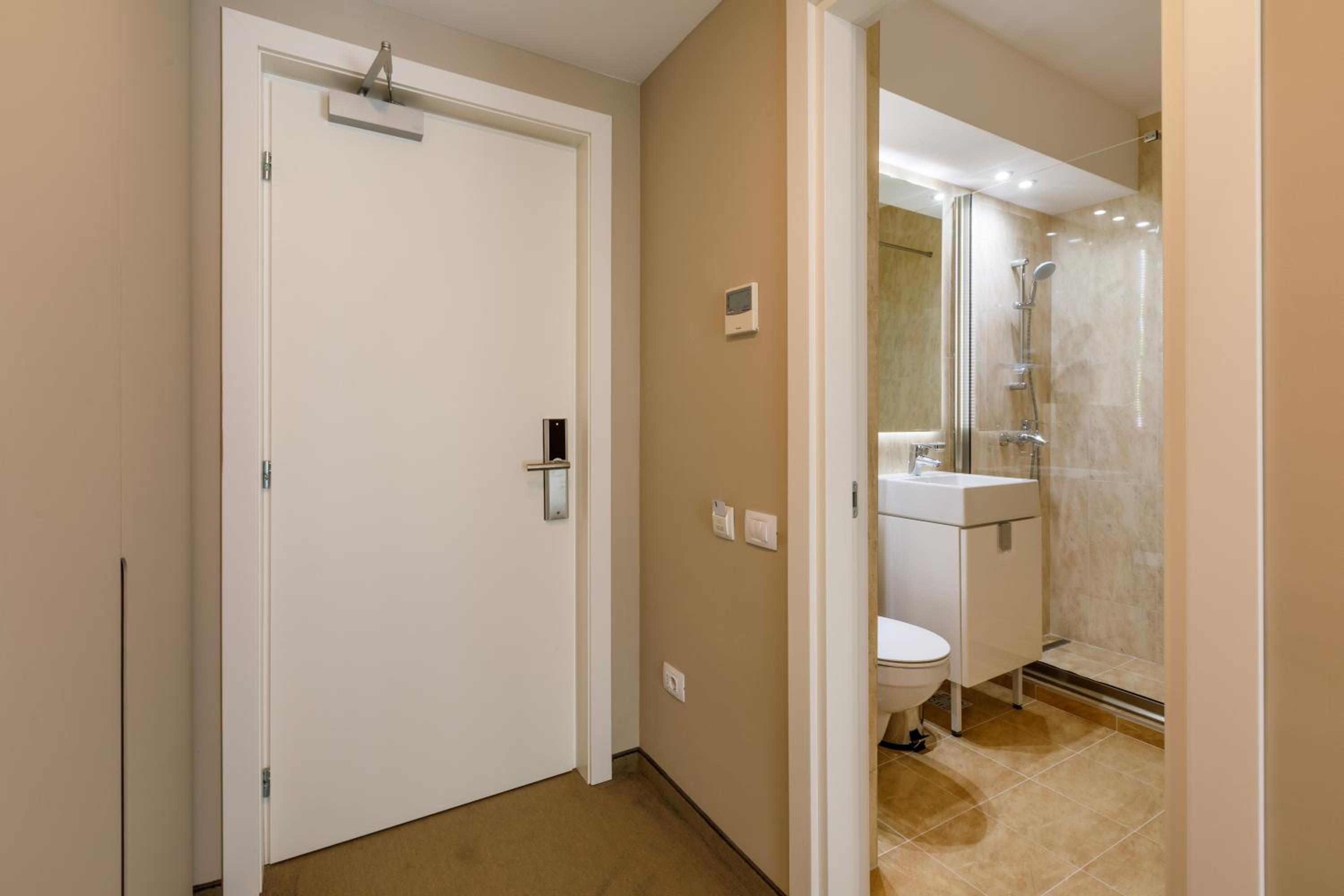 Deluxe Double Room - Photo 11