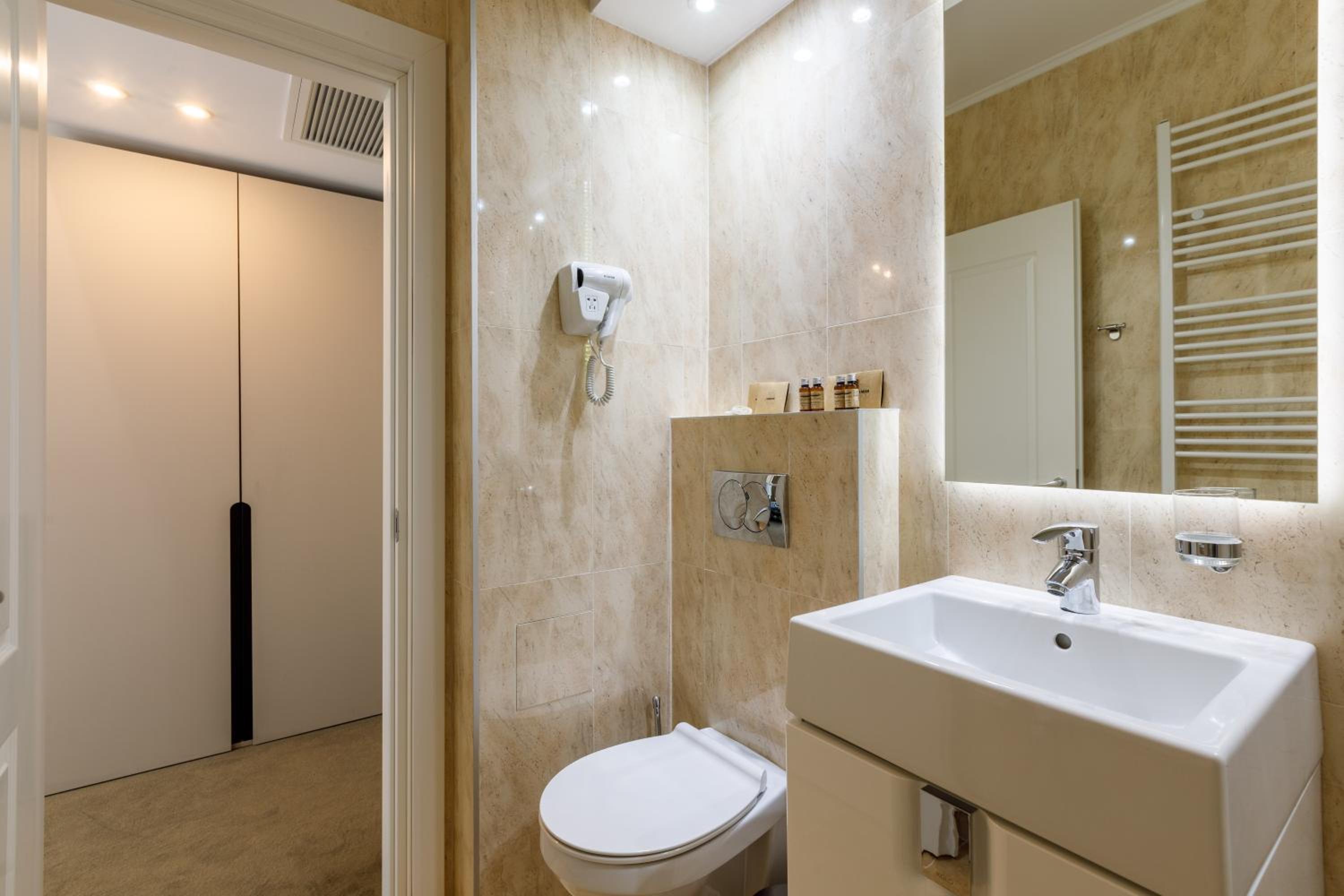 Deluxe Double Room - Photo 10