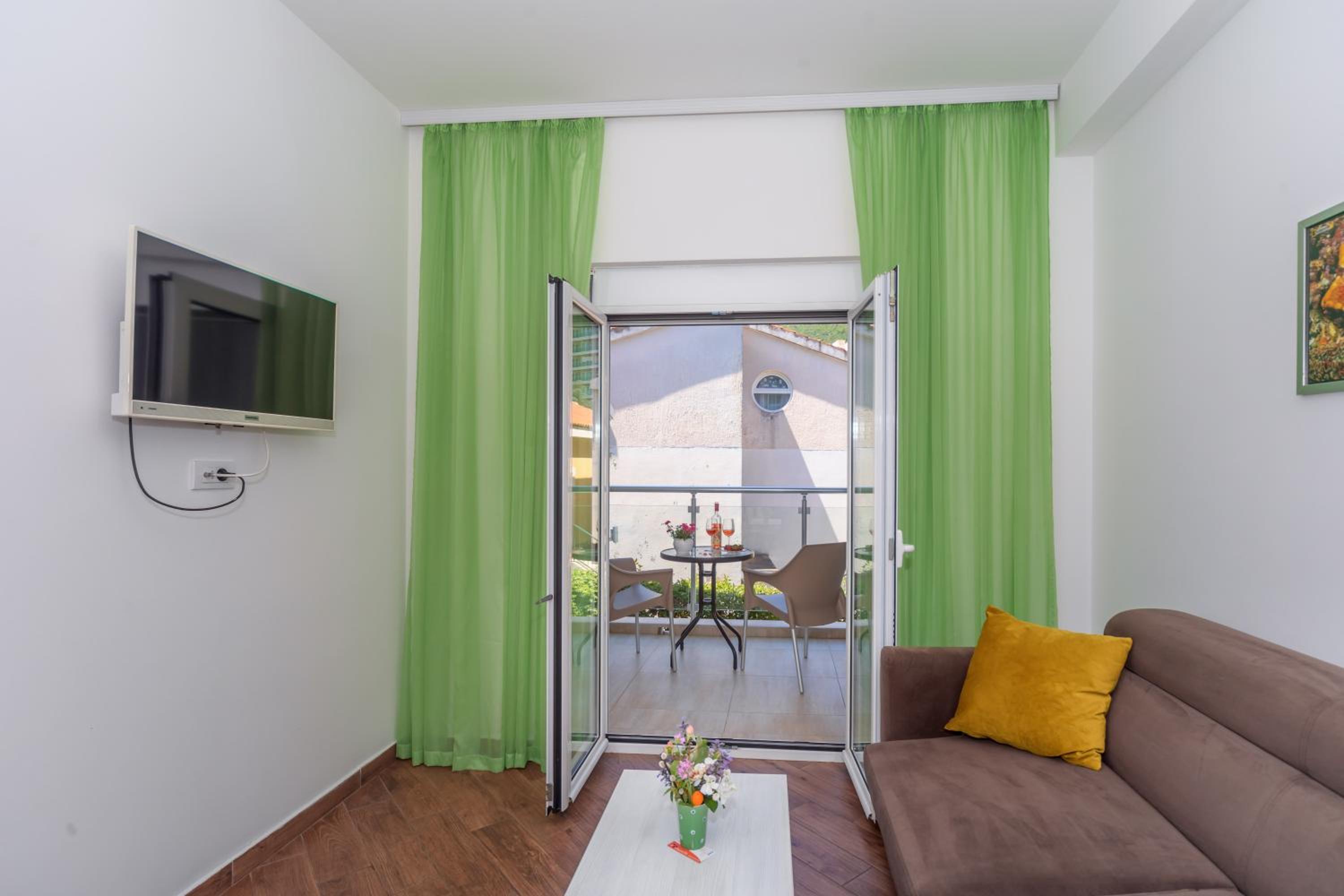 Apartment with Balcony - Photo 9