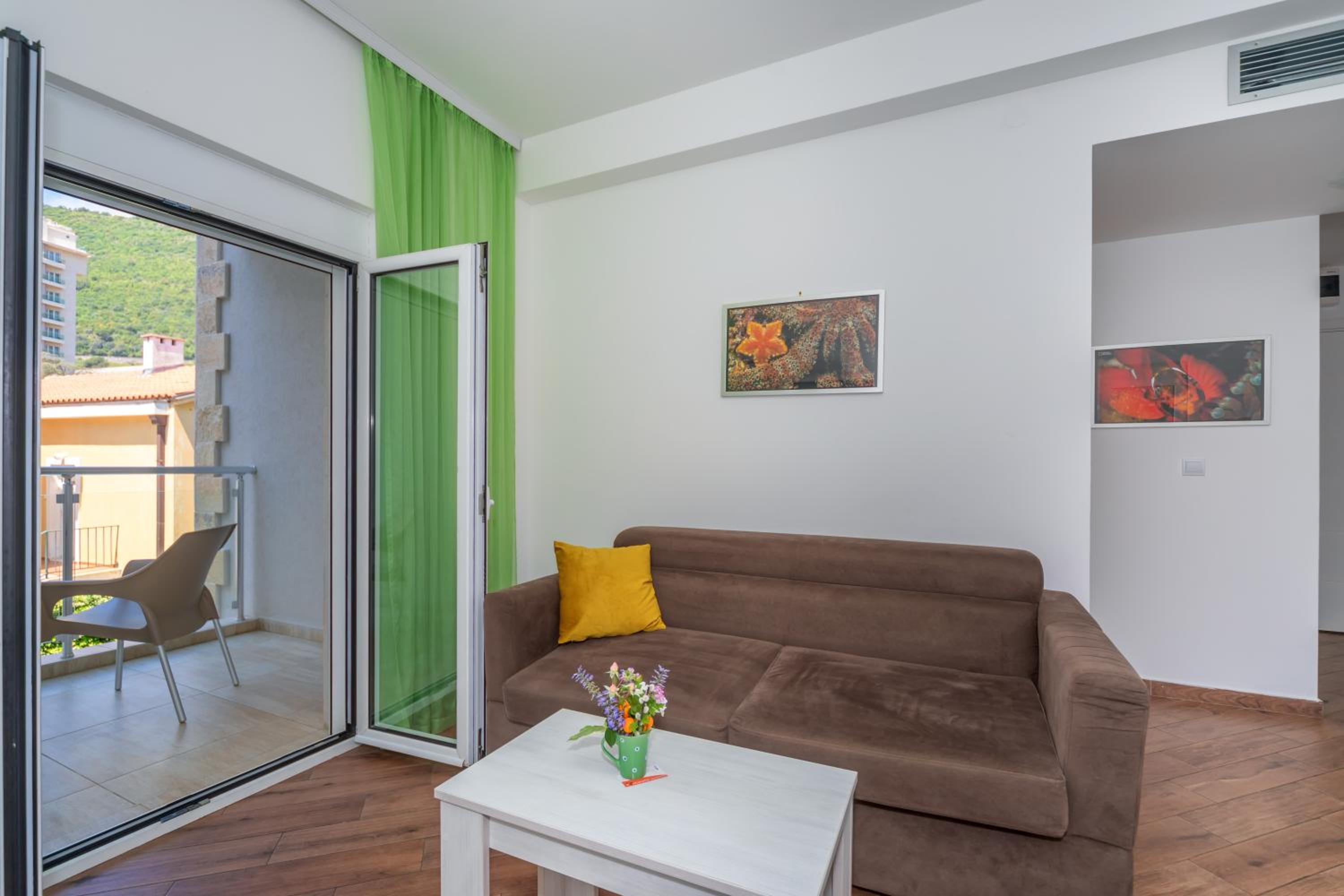 Apartment with Balcony - Photo 12