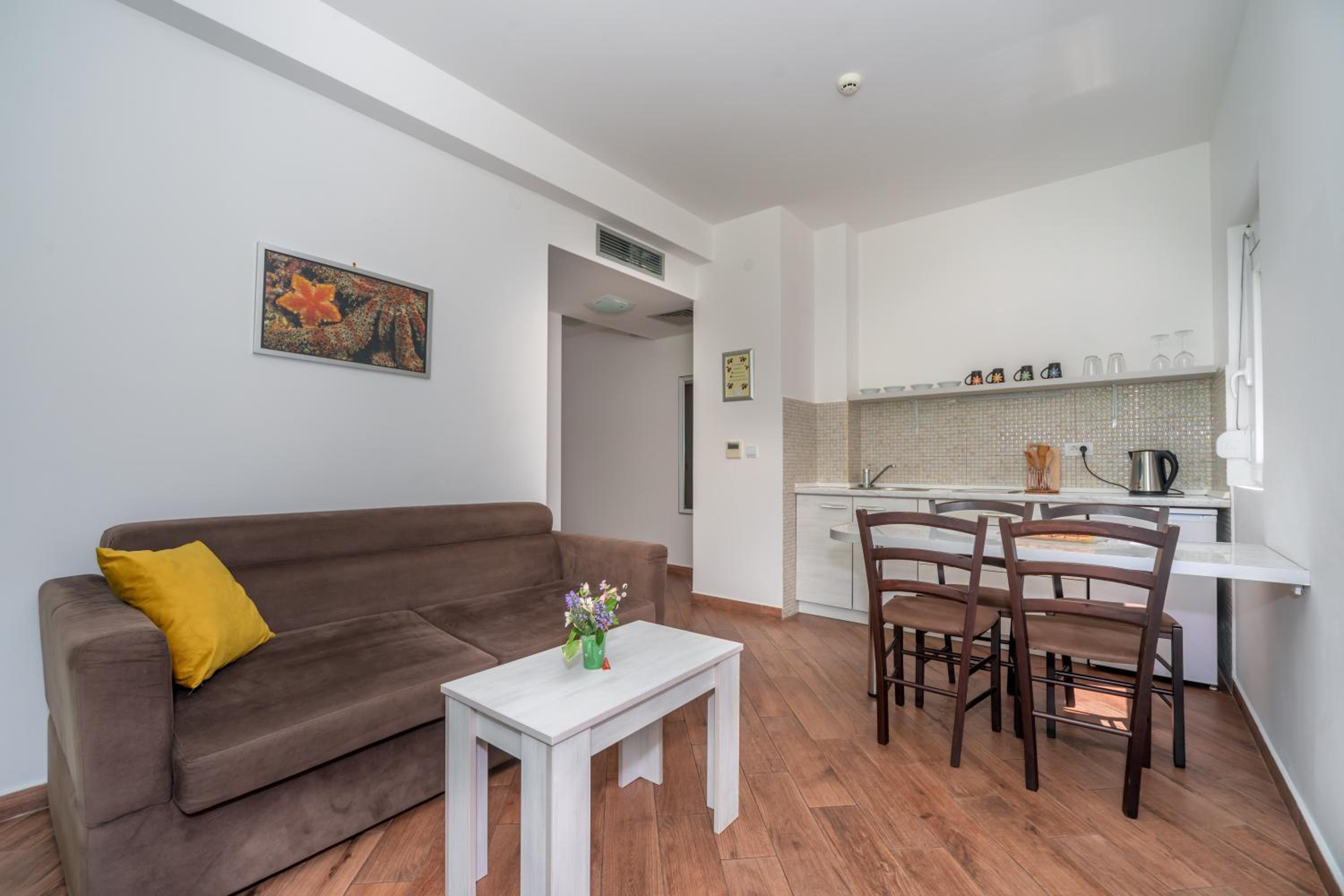 Apartment with Balcony - Photo 6
