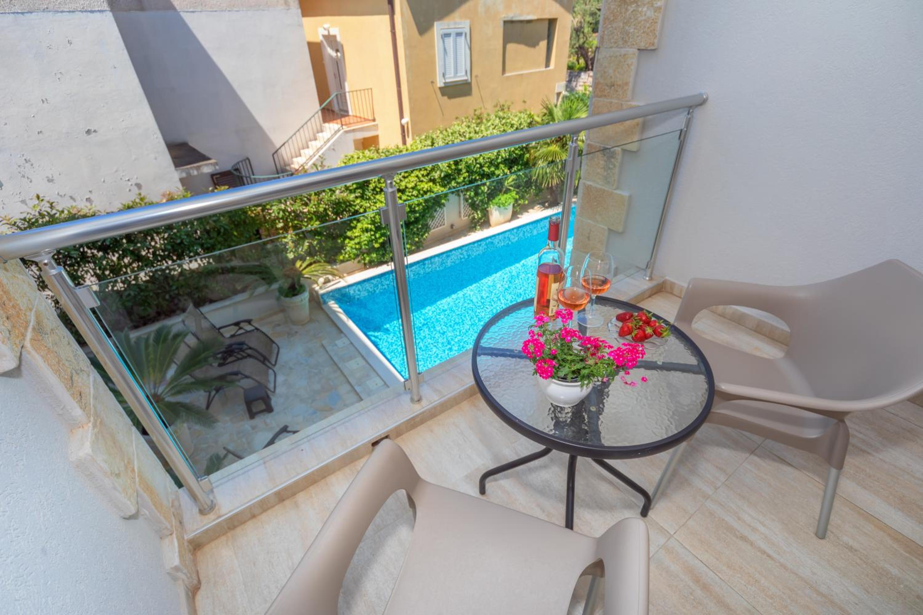 Apartment with Balcony - Photo 2