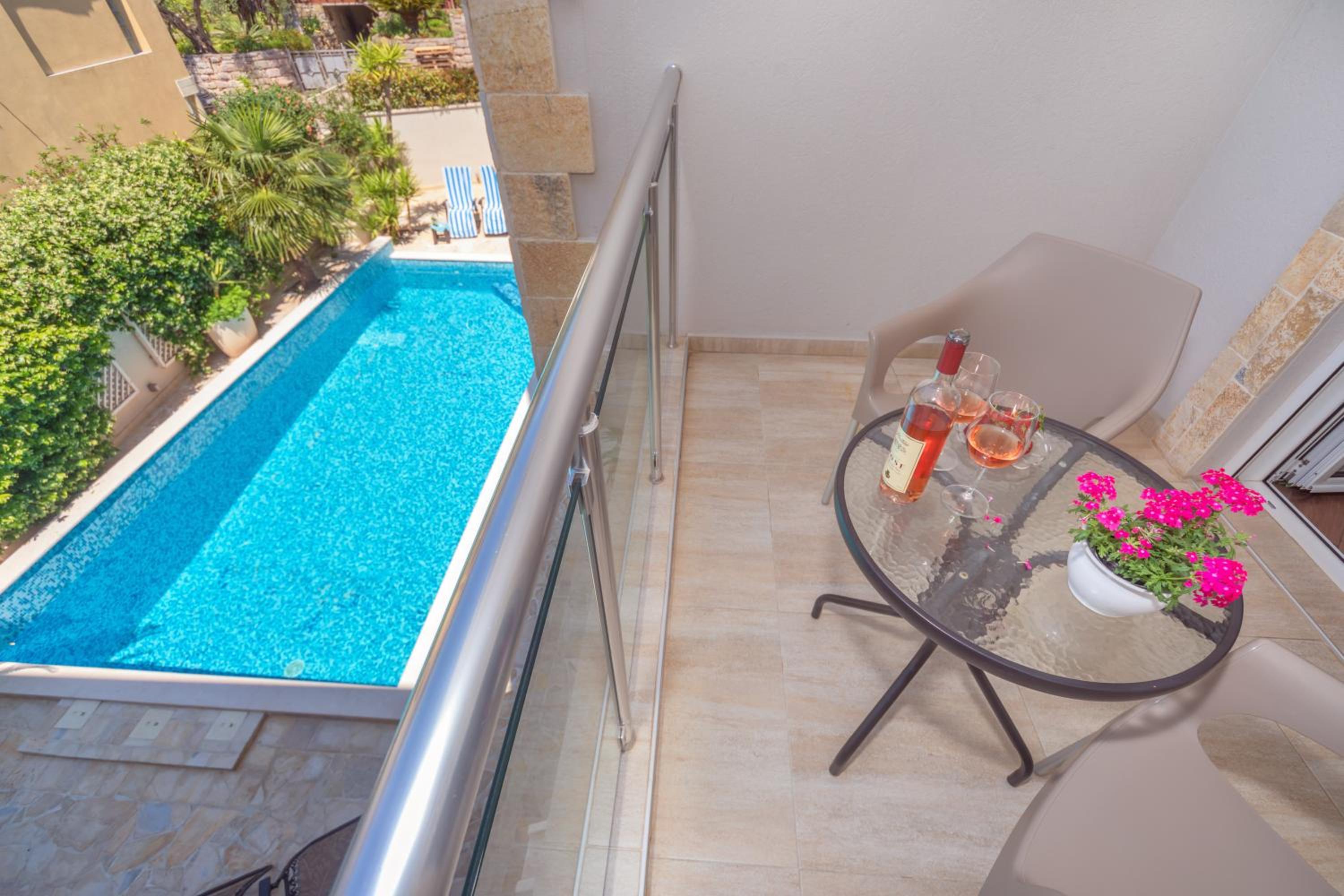 Apartment with Balcony - Photo 10
