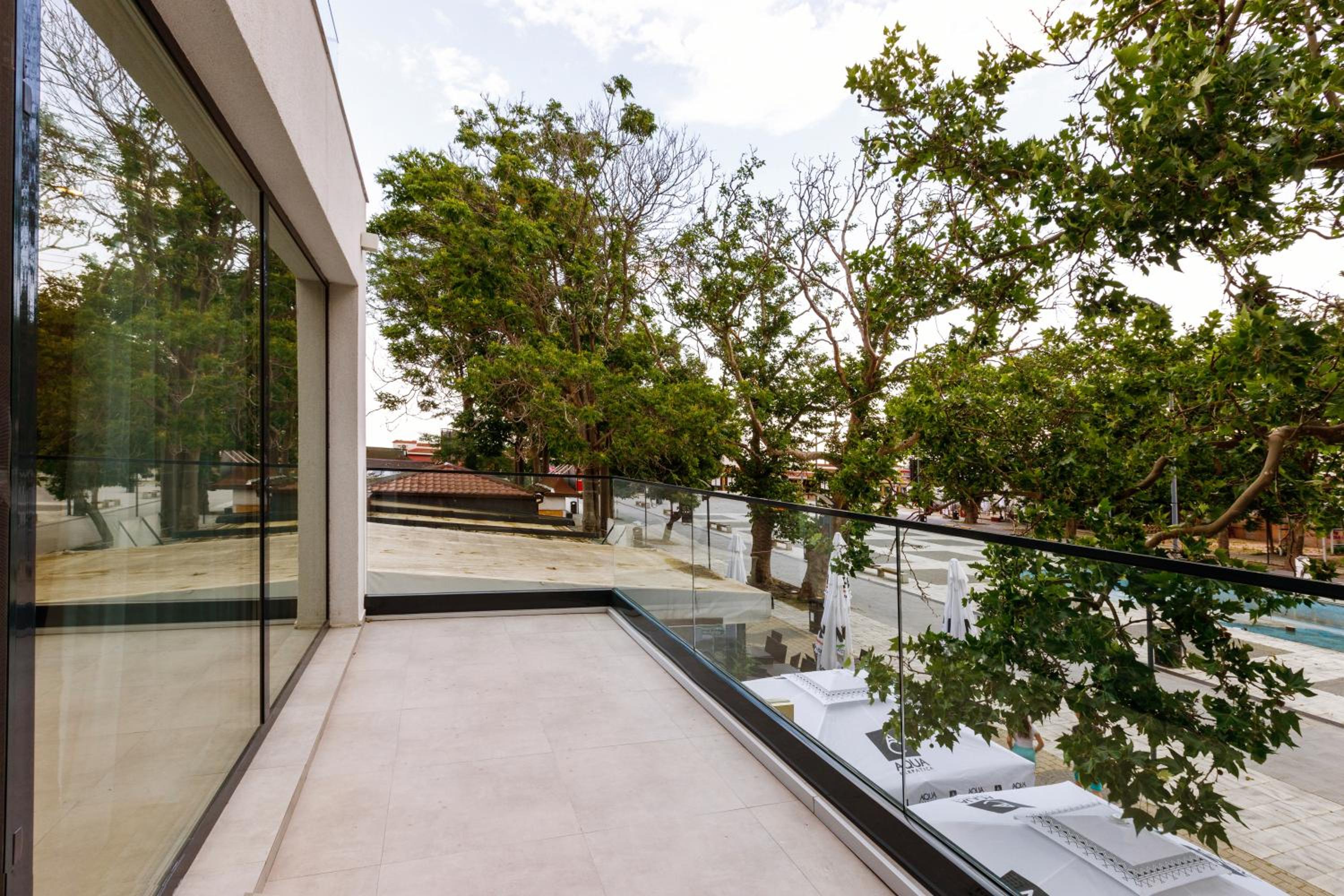 Apartment with Terrace - Photo 4