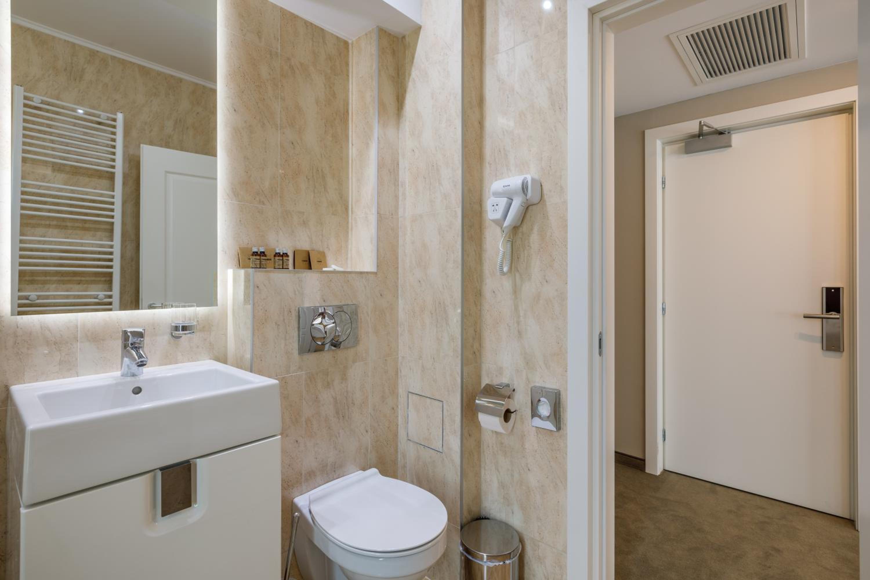 Superior King Room - Photo 13