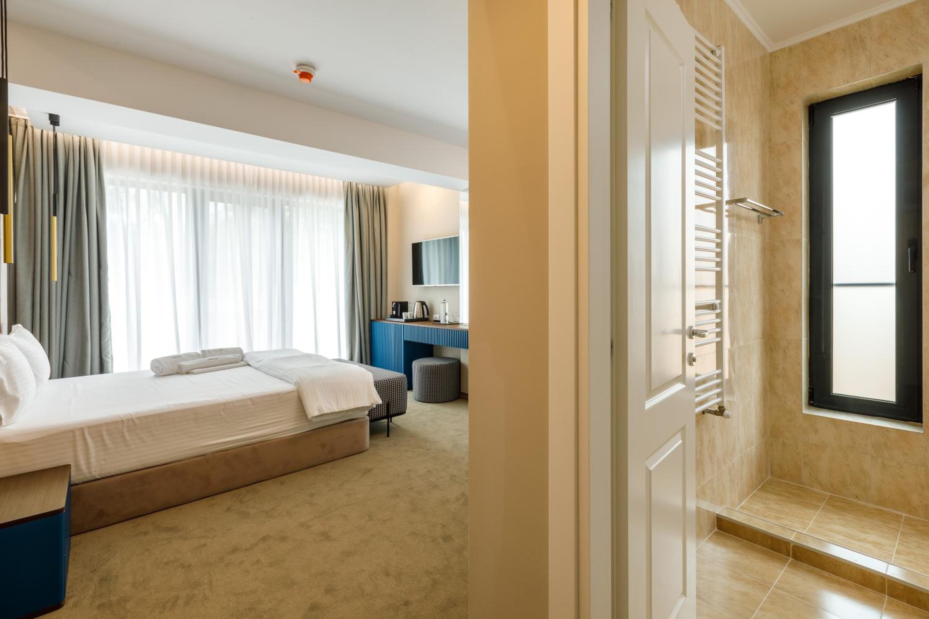 Superior King Room - Photo 17