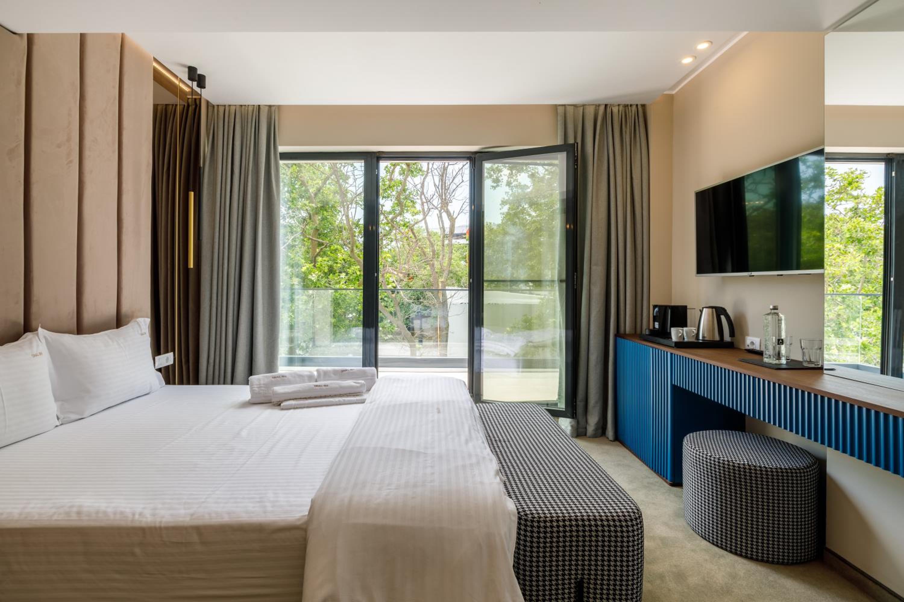 Superior King Room - Photo 16
