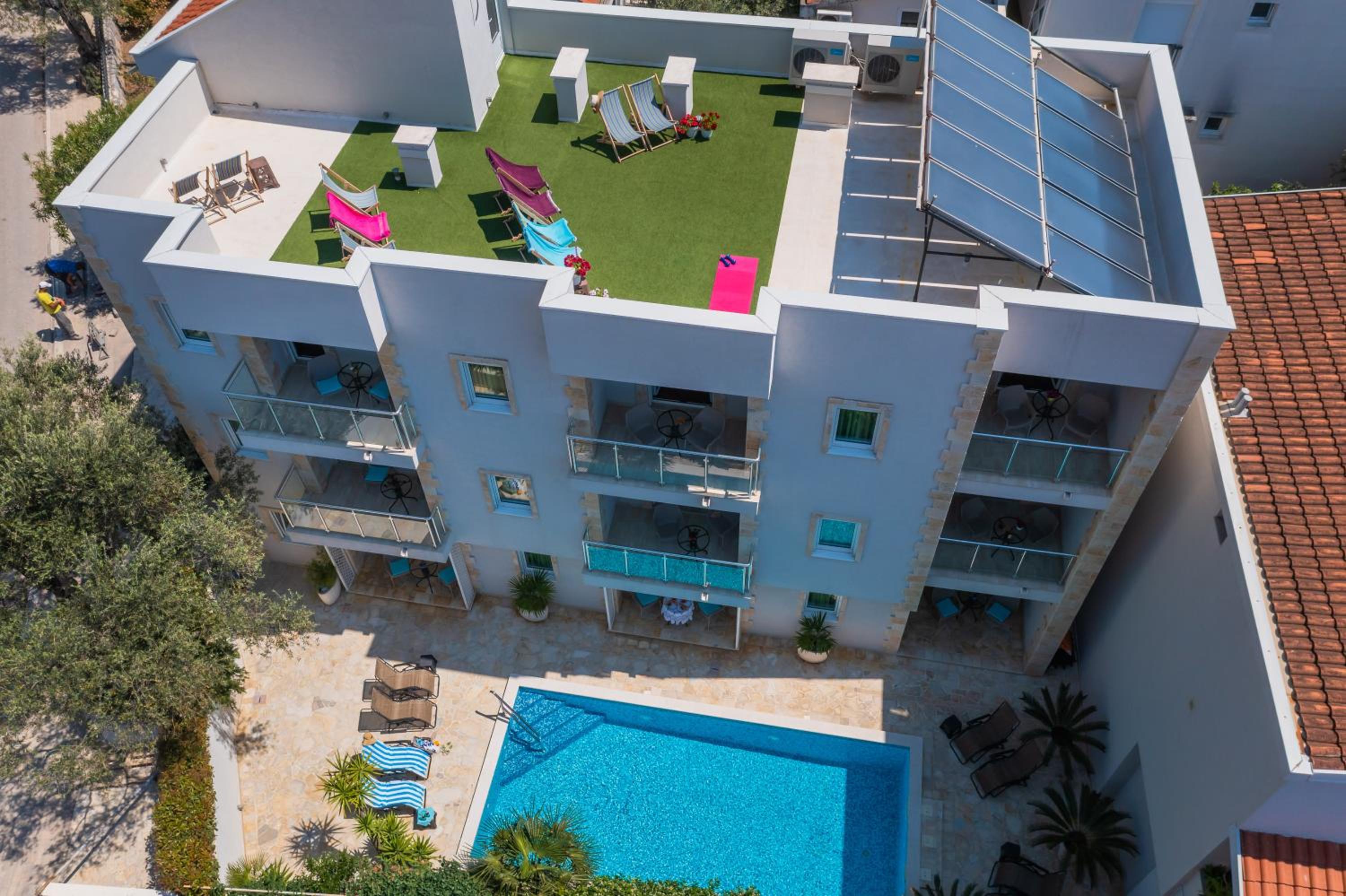 Apartment with Balcony - Photo 3