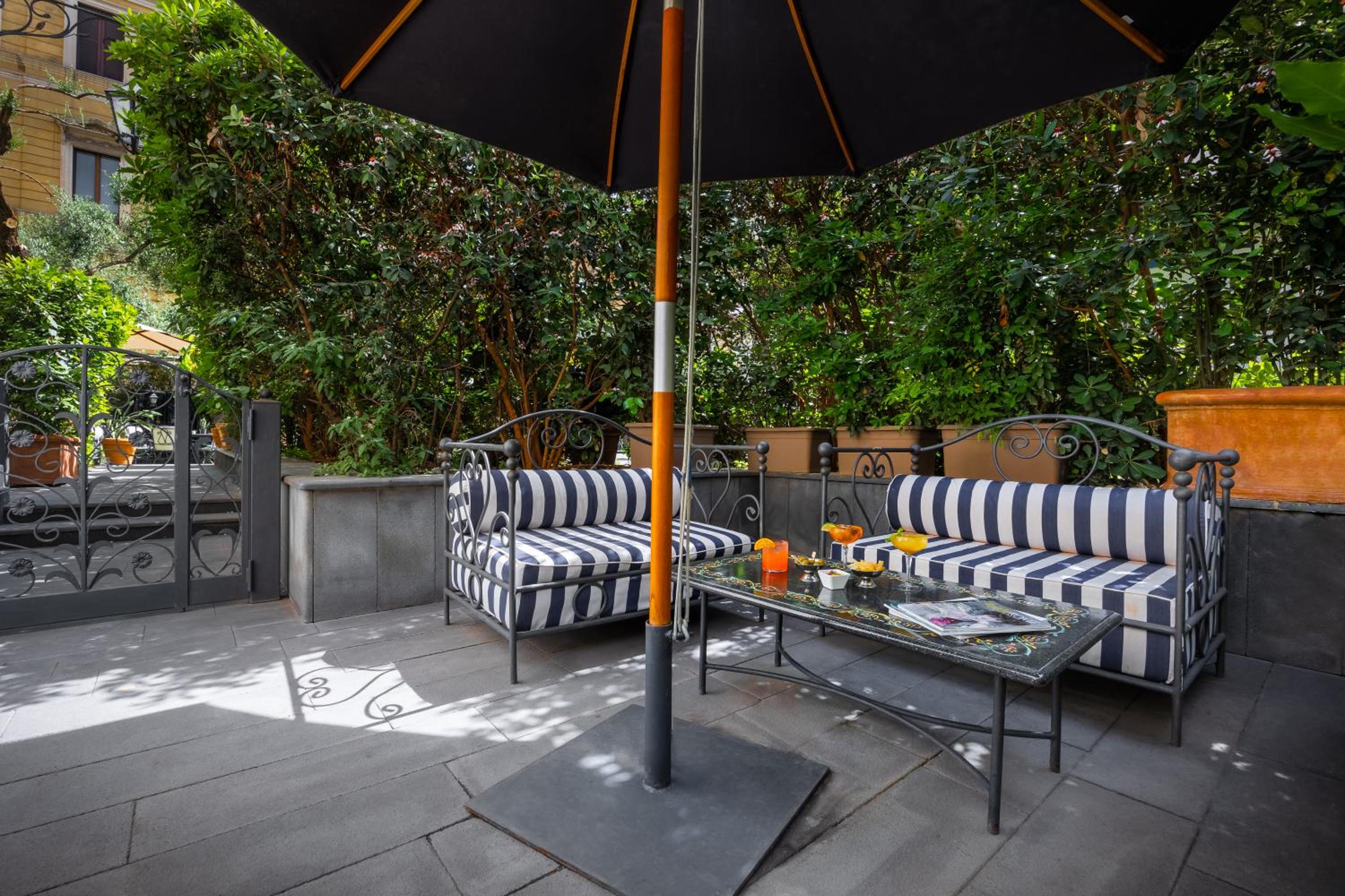 Deluxe Suite with Private Garden photo 3