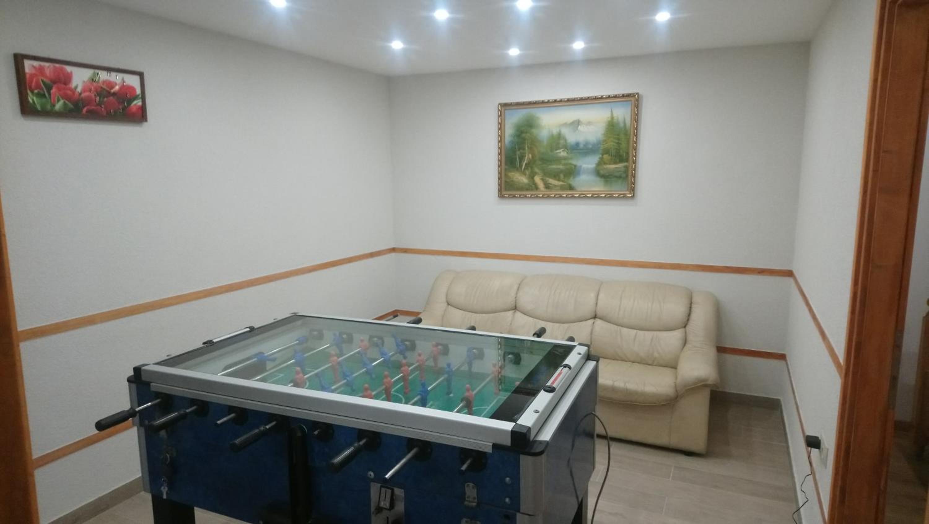 Eight-Bedroom House photo 2