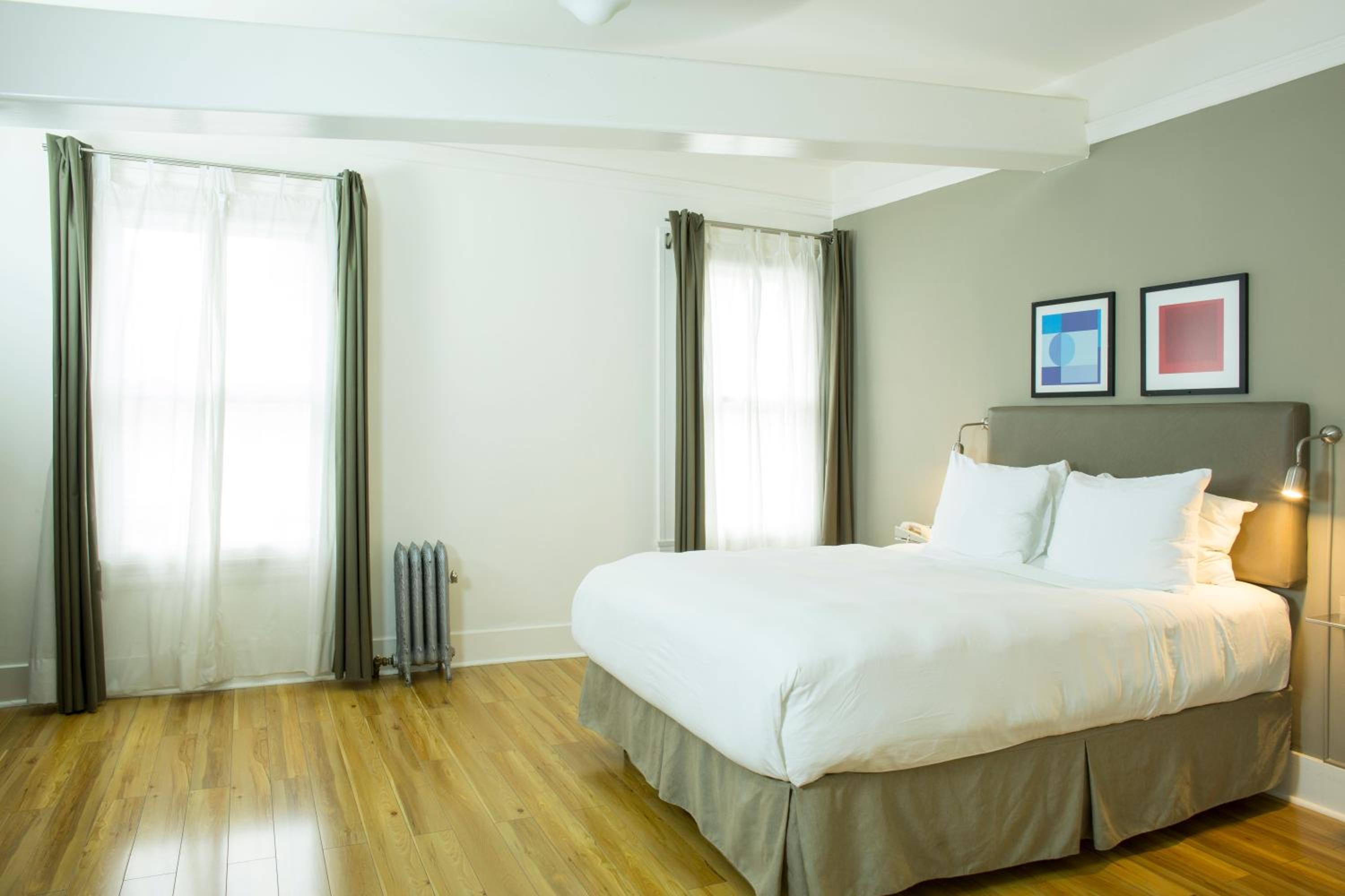 Deluxe Queen Room