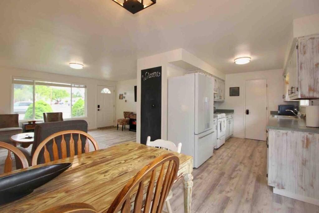 Three-Bedroom House photo 3