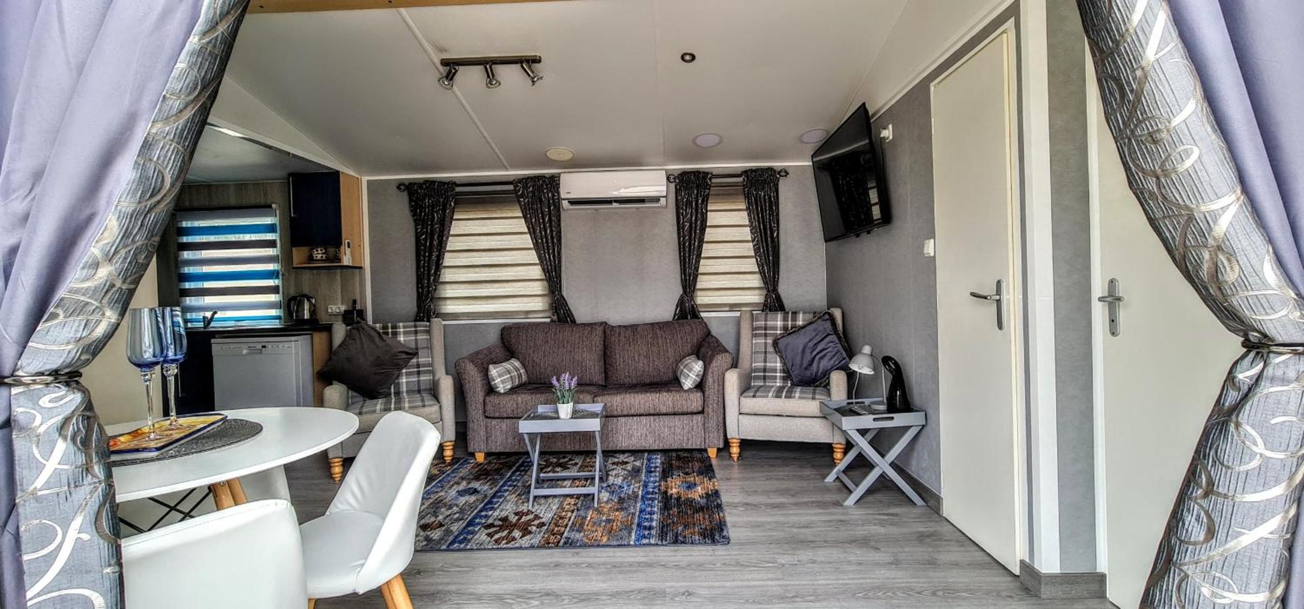 Mobile Home photo 3