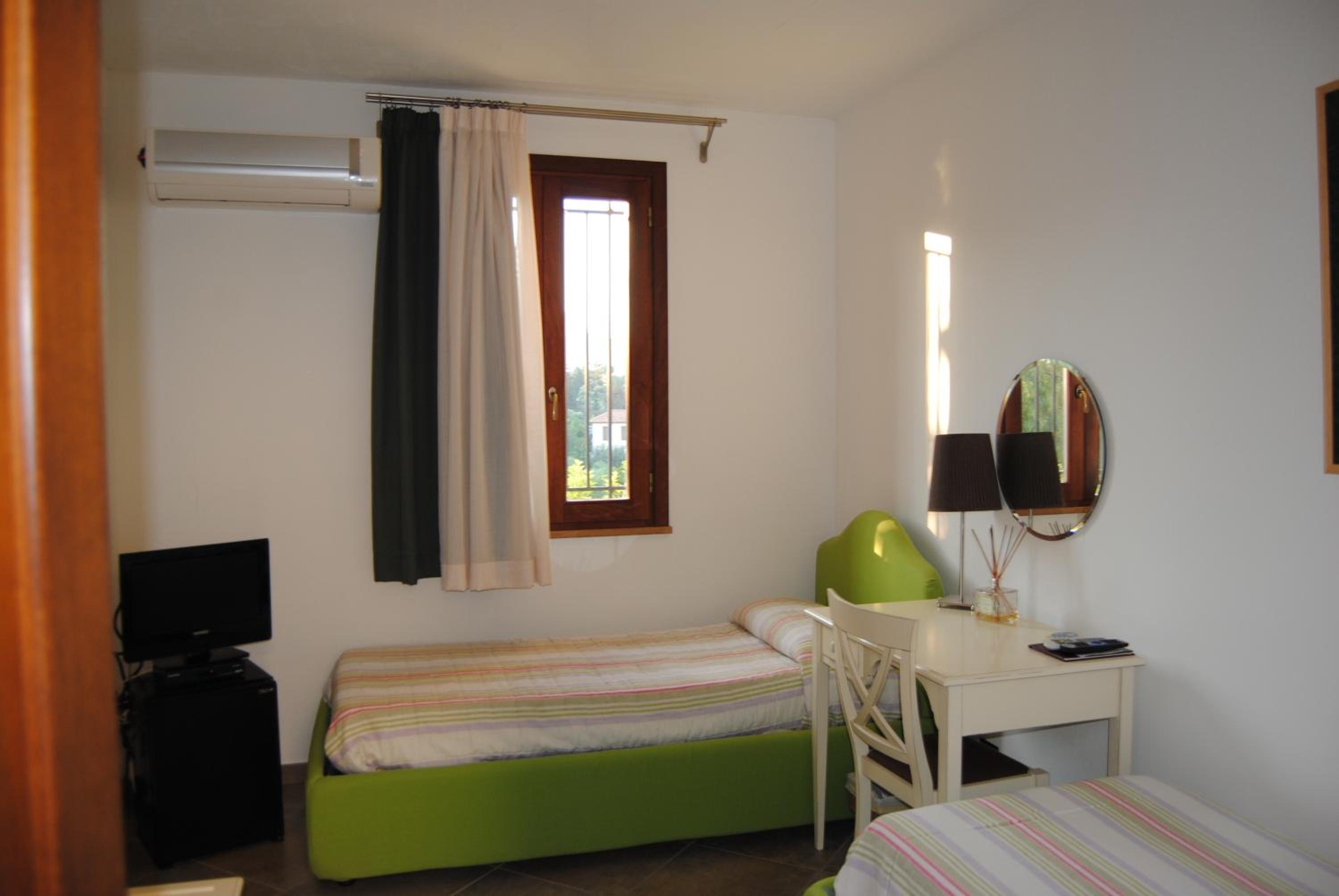 Twin Room with Bathroom photo 1