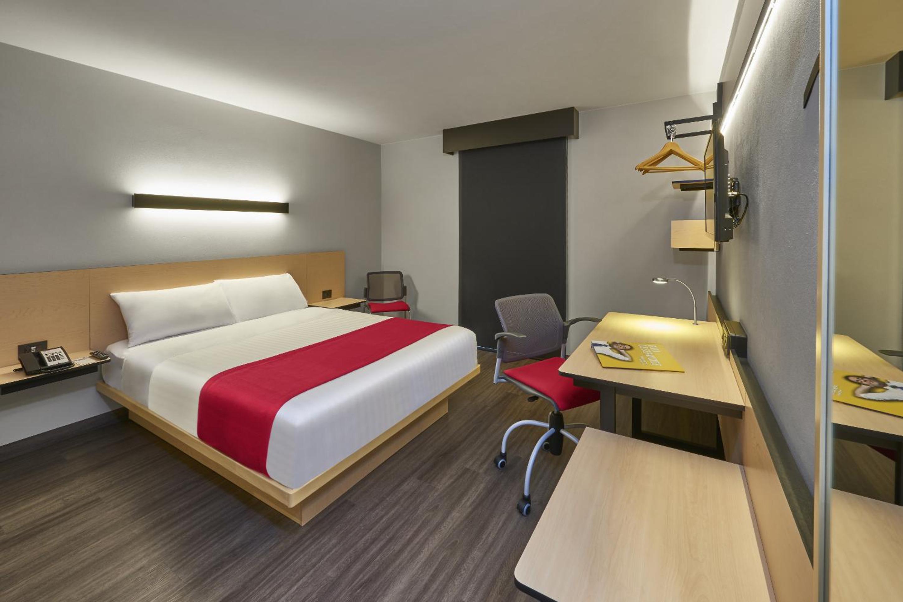 Superior King Room with Sofa Bed - Photo 1